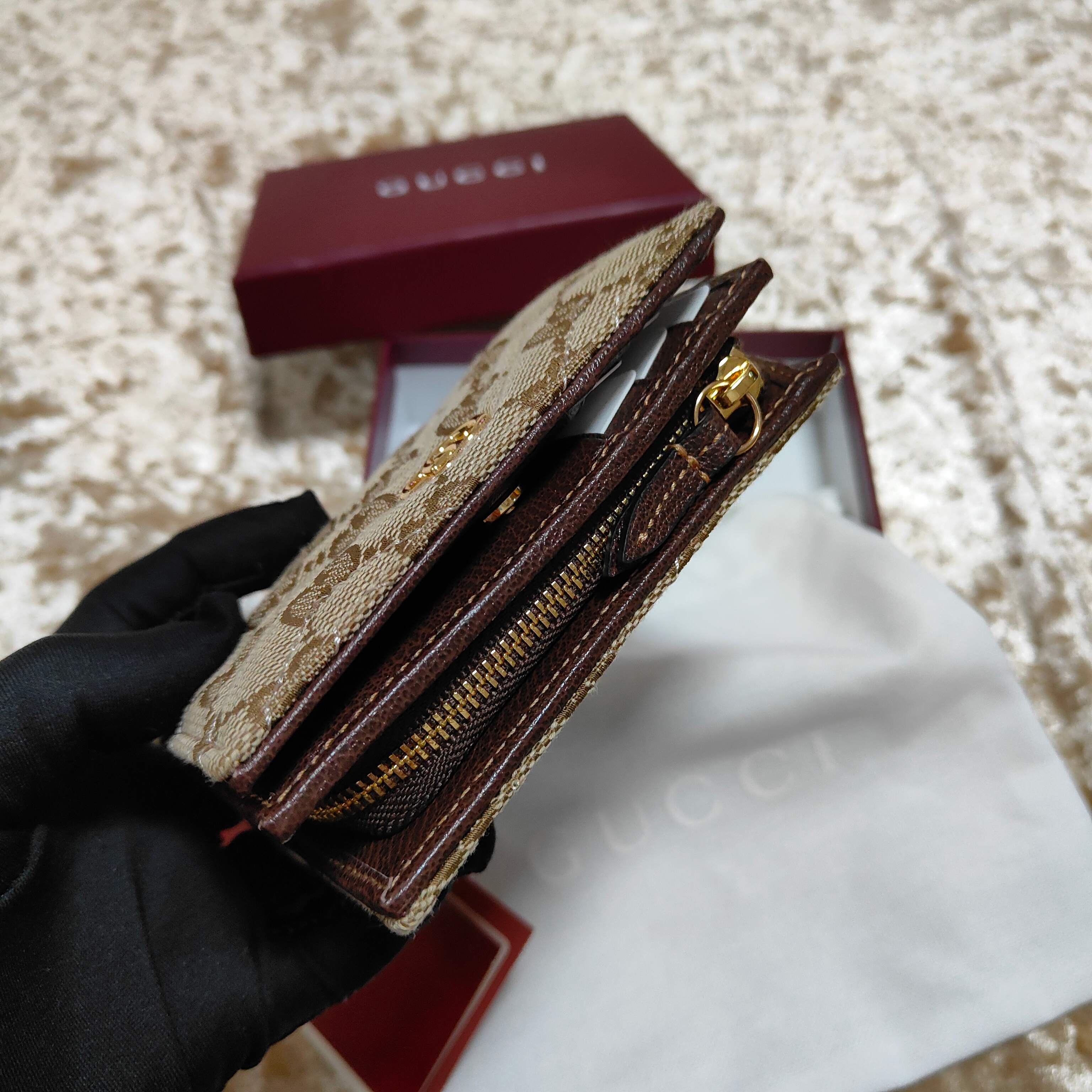 Generation Gucci系列深入探索品牌的典藏和视觉密码，将不同世代的设计融合成一个美学叙事。此