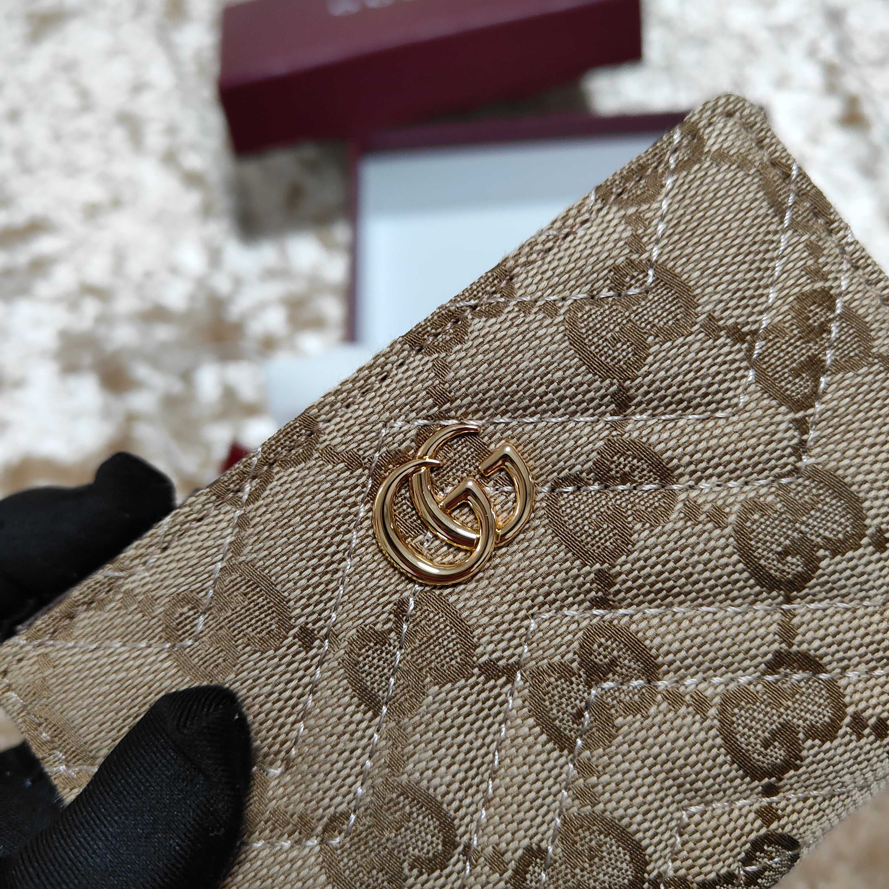 Generation Gucci系列深入探索品牌的典藏和视觉密码，将不同世代的设计融合成一个美学叙事。此