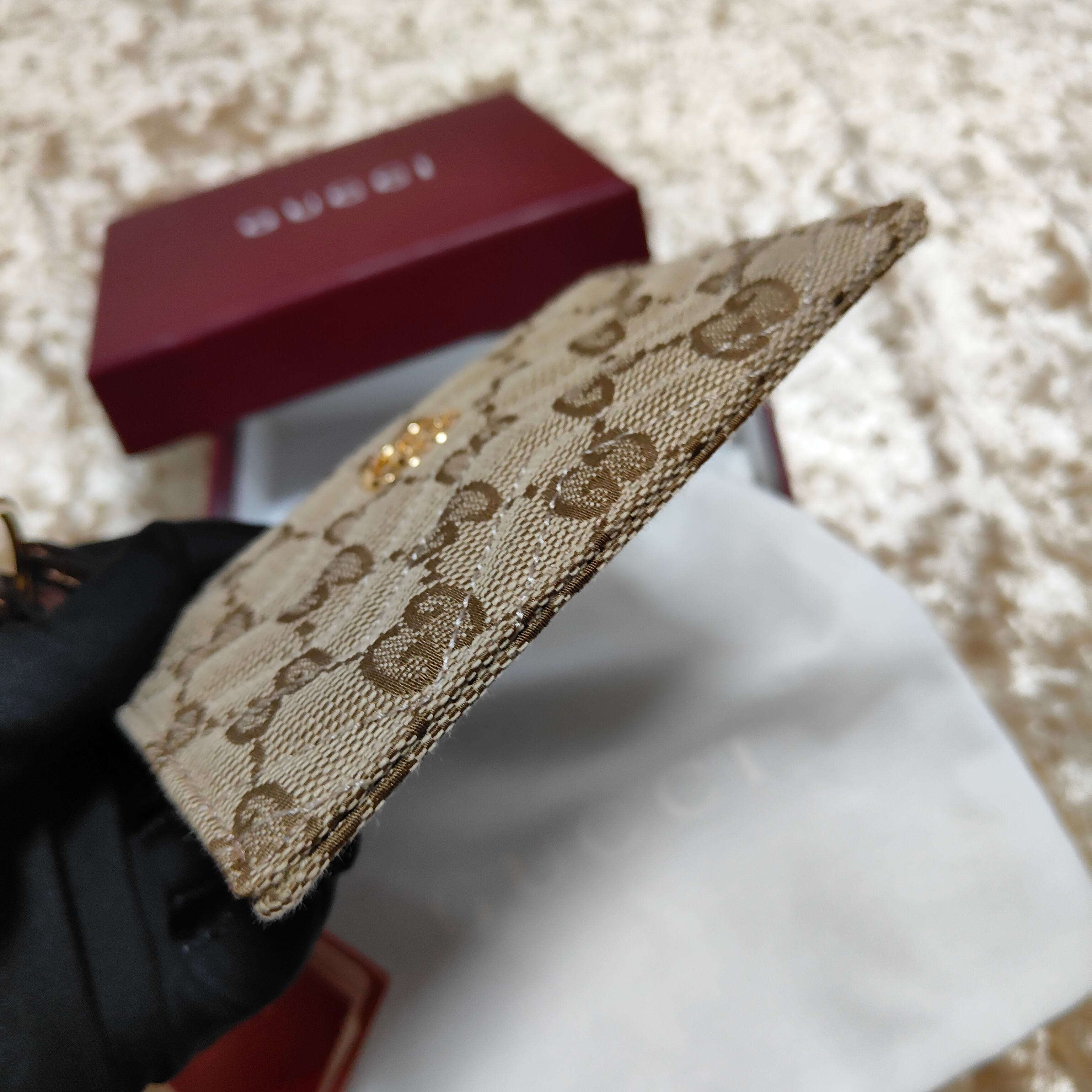 Generation Gucci系列深入探索品牌的典藏和视觉密码，将不同世代的设计融合成一个美学叙事。此