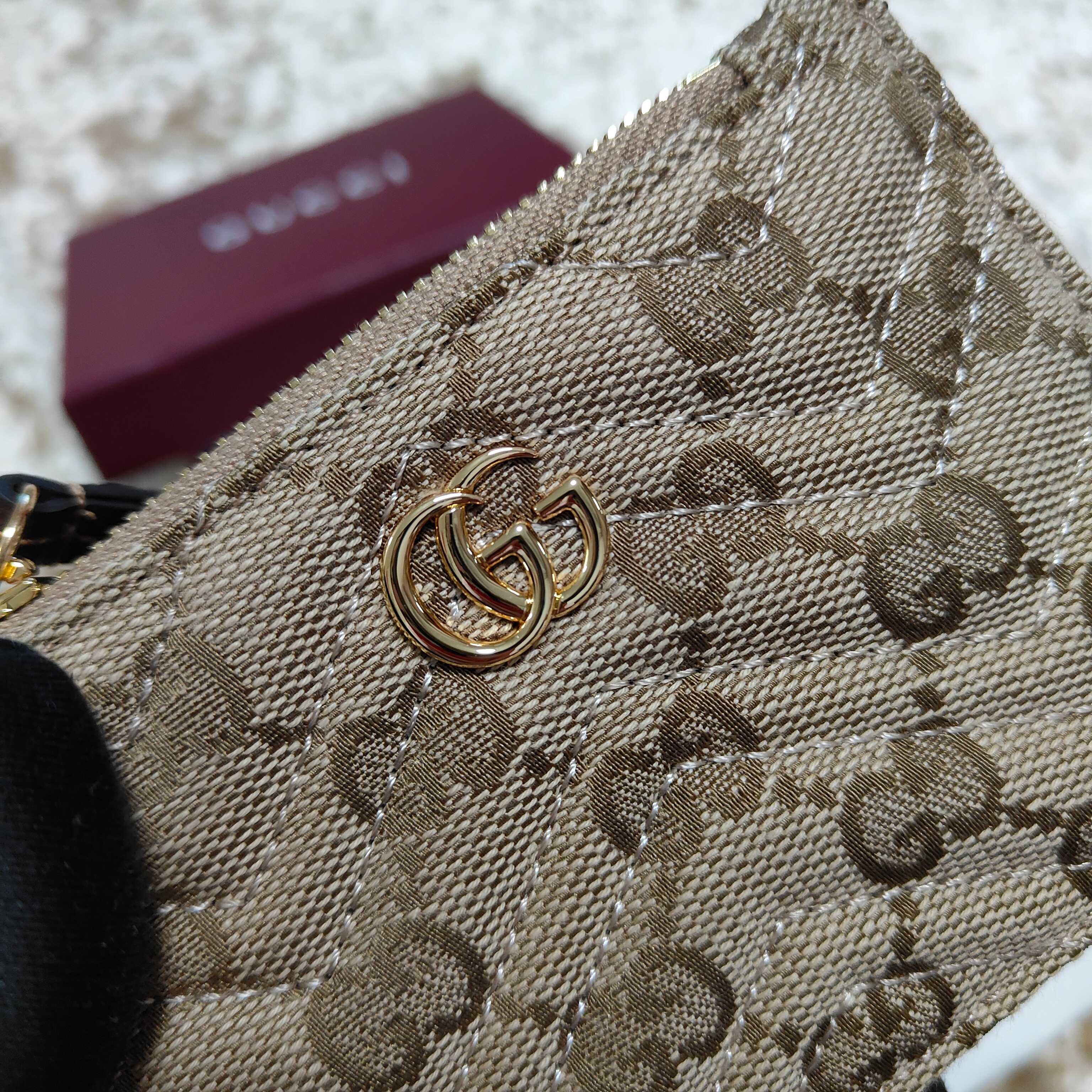 Generation Gucci系列深入探索品牌的典藏和视觉密码，将不同世代的设计融合成一个美学叙事。此