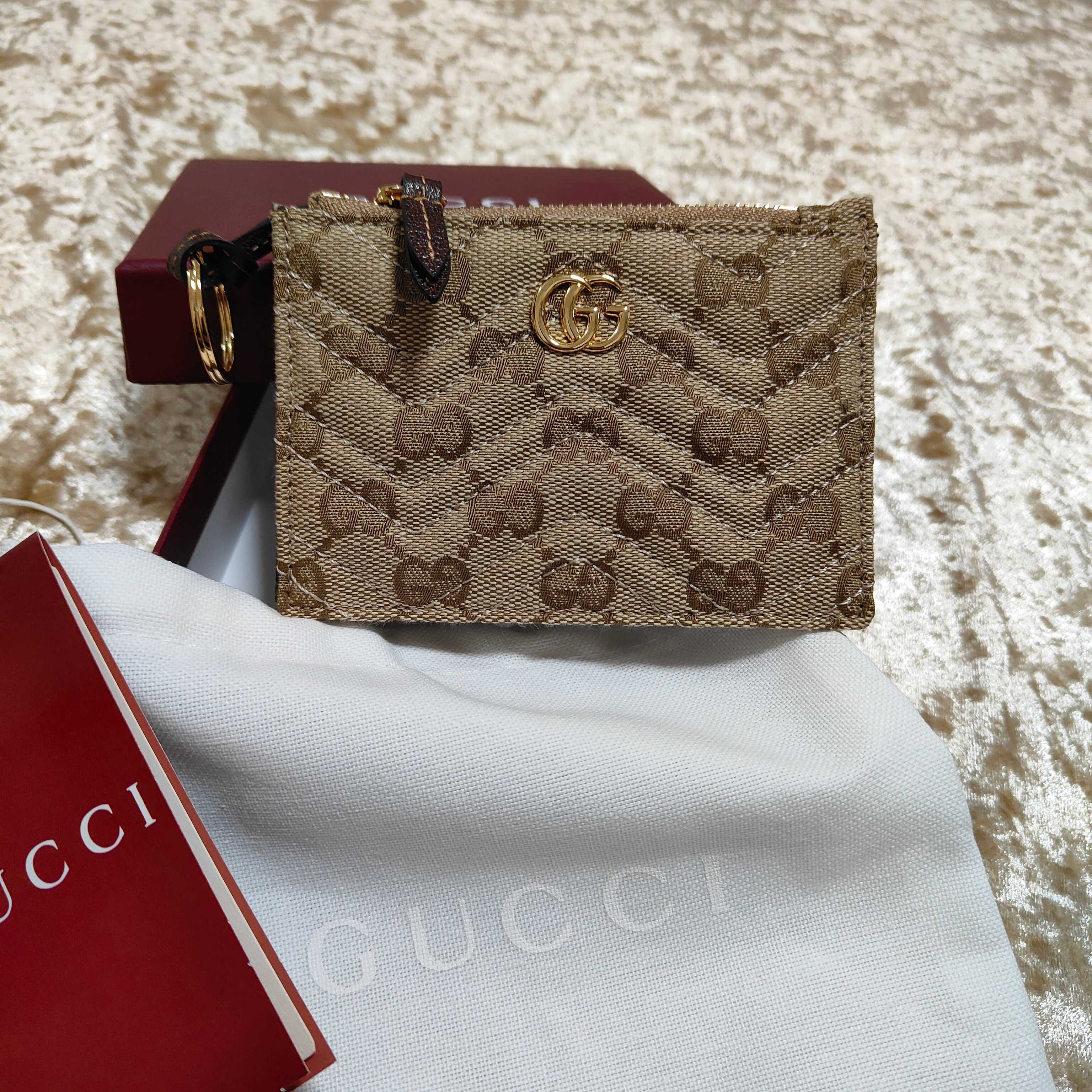 Generation Gucci系列深入探索品牌的典藏和视觉密码，将不同世代的设计融合成一个美学叙事。此