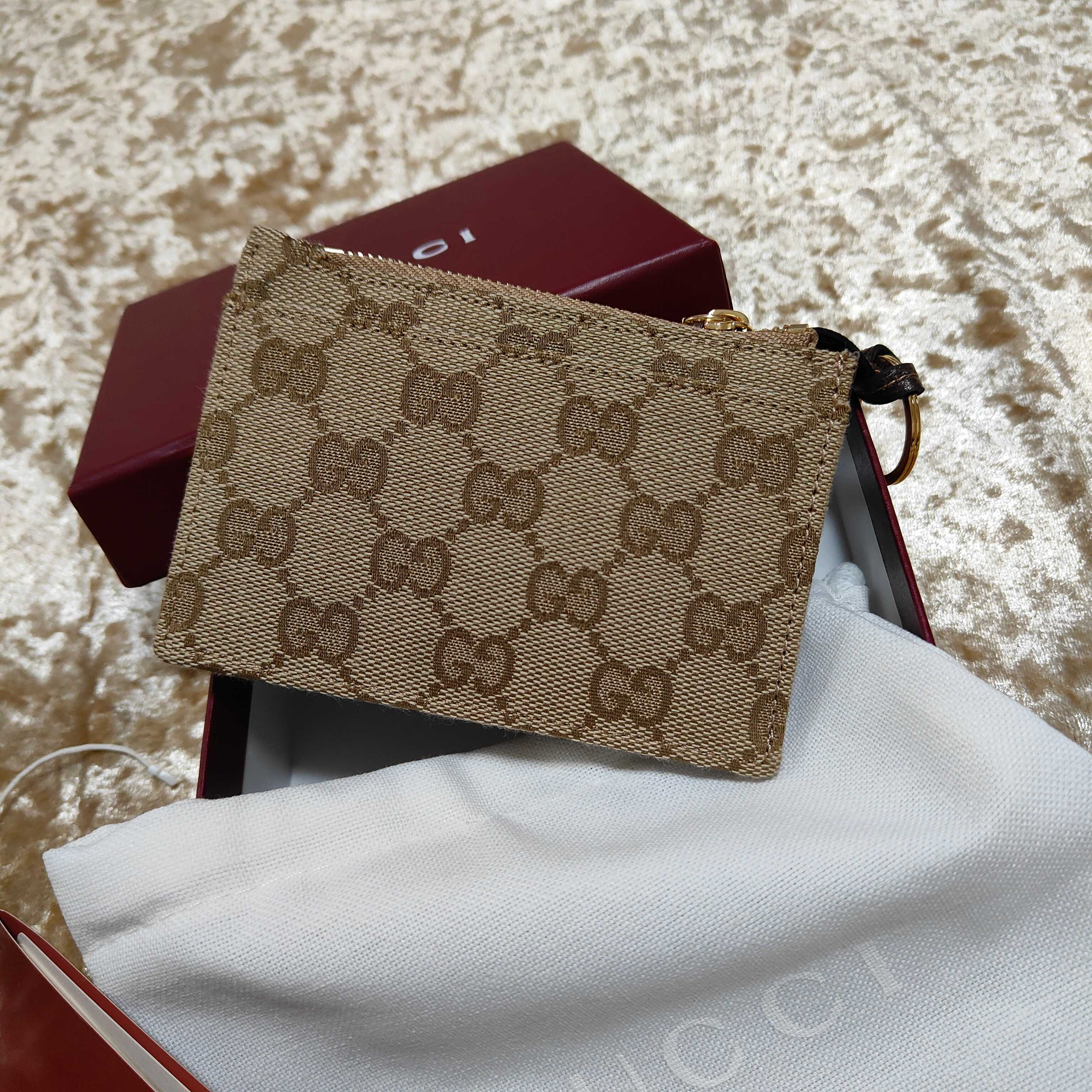 Generation Gucci系列深入探索品牌的典藏和视觉密码，将不同世代的设计融合成一个美学叙事。此