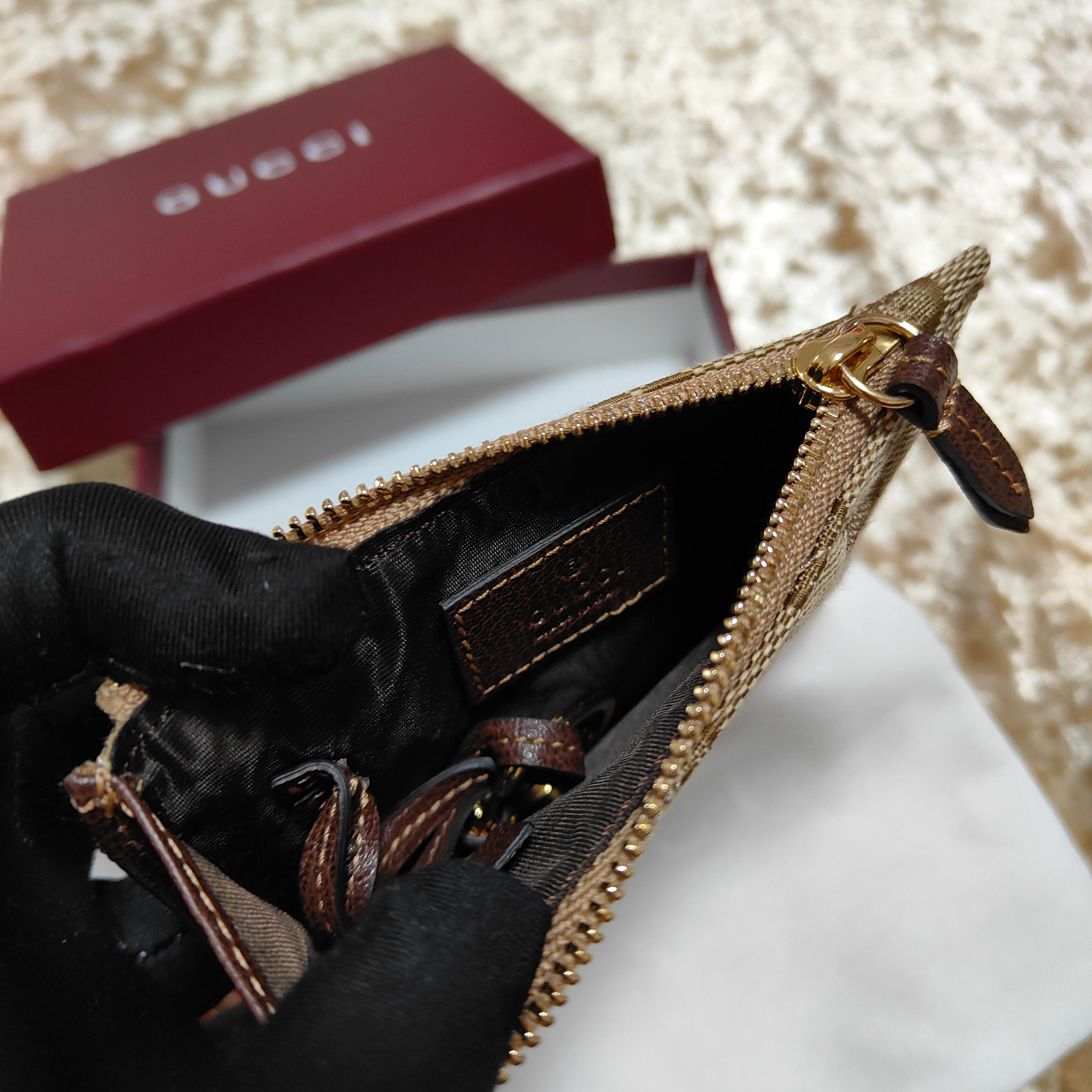 Generation Gucci系列深入探索品牌的典藏和视觉密码，将不同世代的设计融合成一个美学叙事。此