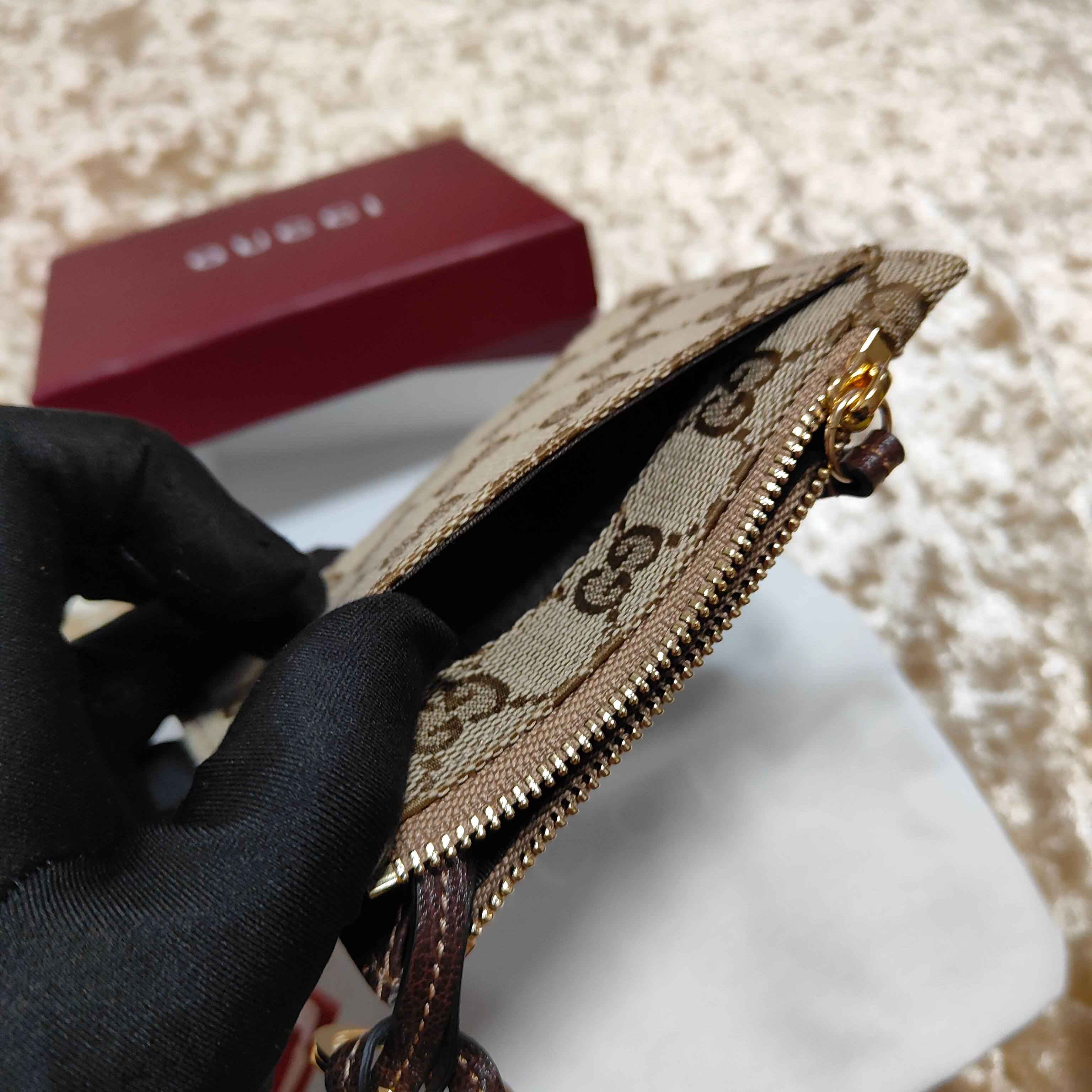 Generation Gucci系列深入探索品牌的典藏和视觉密码，将不同世代的设计融合成一个美学叙事。此