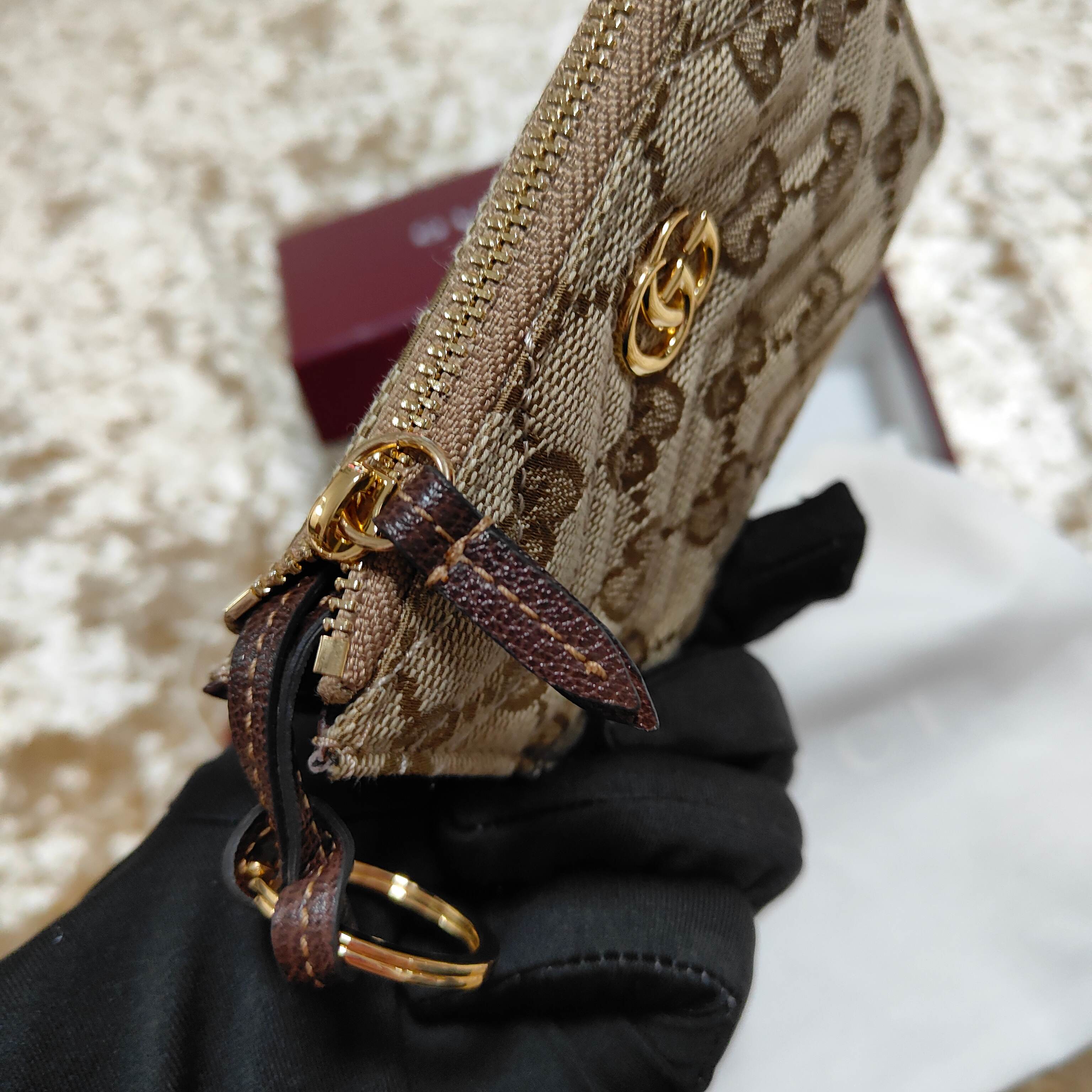 Generation Gucci系列深入探索品牌的典藏和视觉密码，将不同世代的设计融合成一个美学叙事。此
