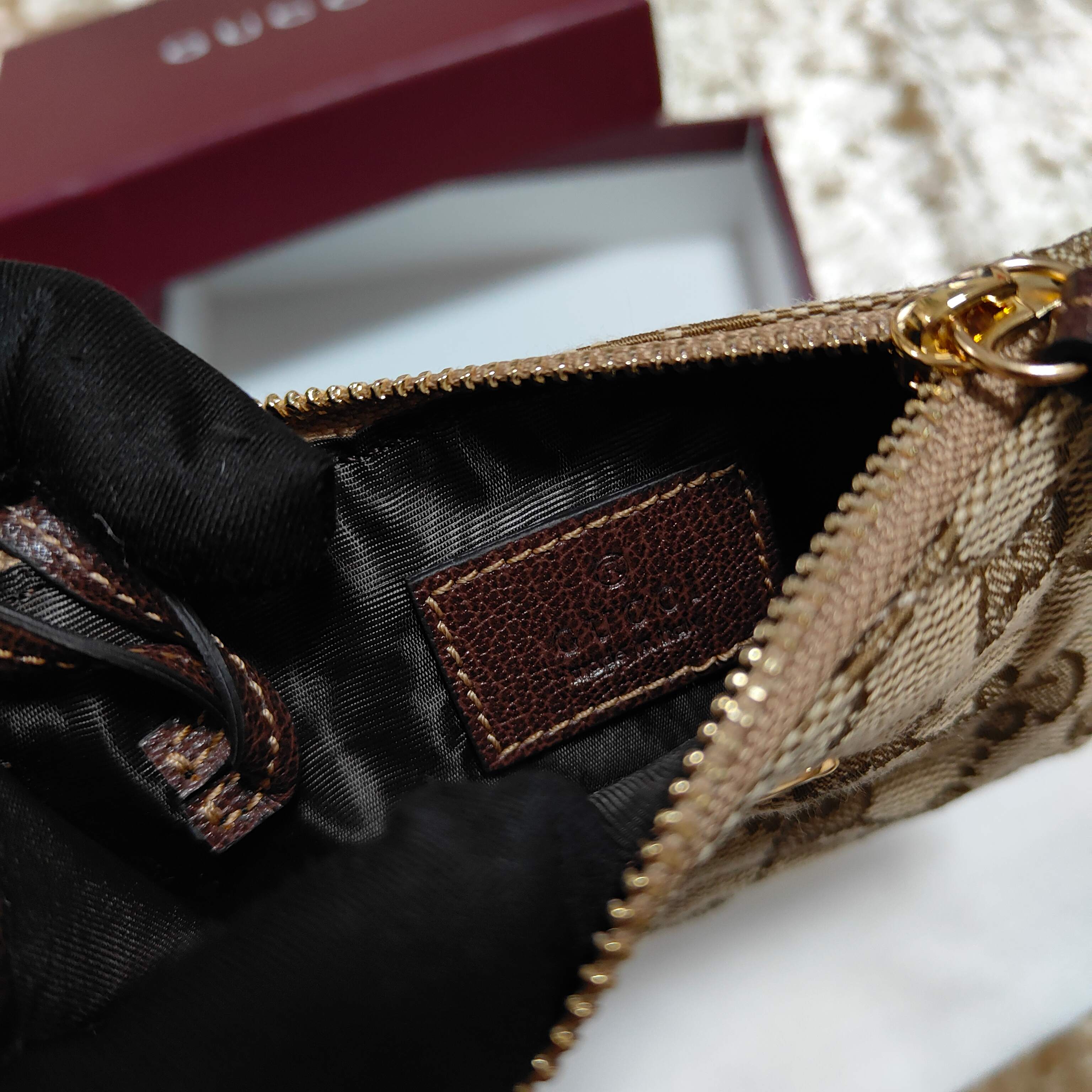 Generation Gucci系列深入探索品牌的典藏和视觉密码，将不同世代的设计融合成一个美学叙事。此