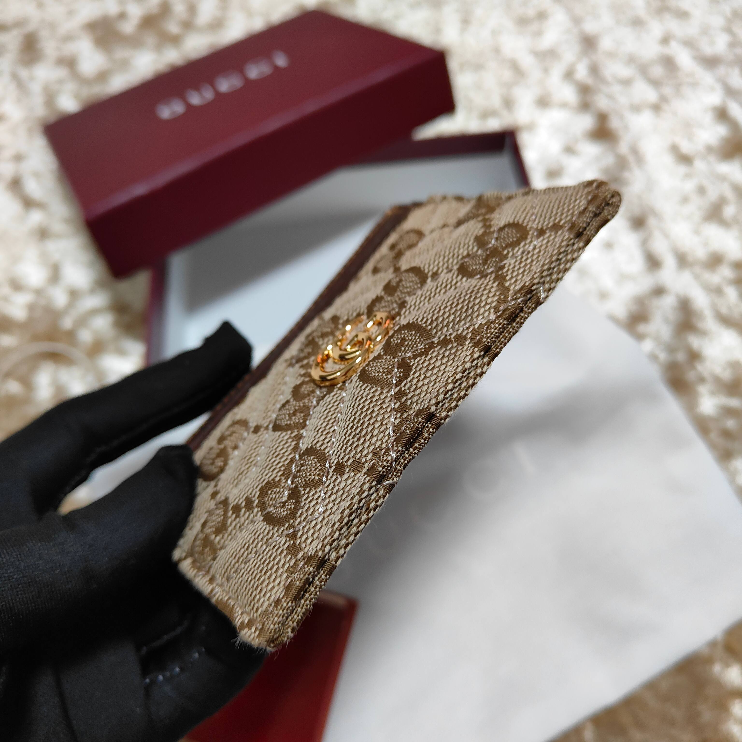 Generation Gucci系列深入探索品牌的典藏和视觉密码，将不同世代的设计融合成一个美学叙事。此