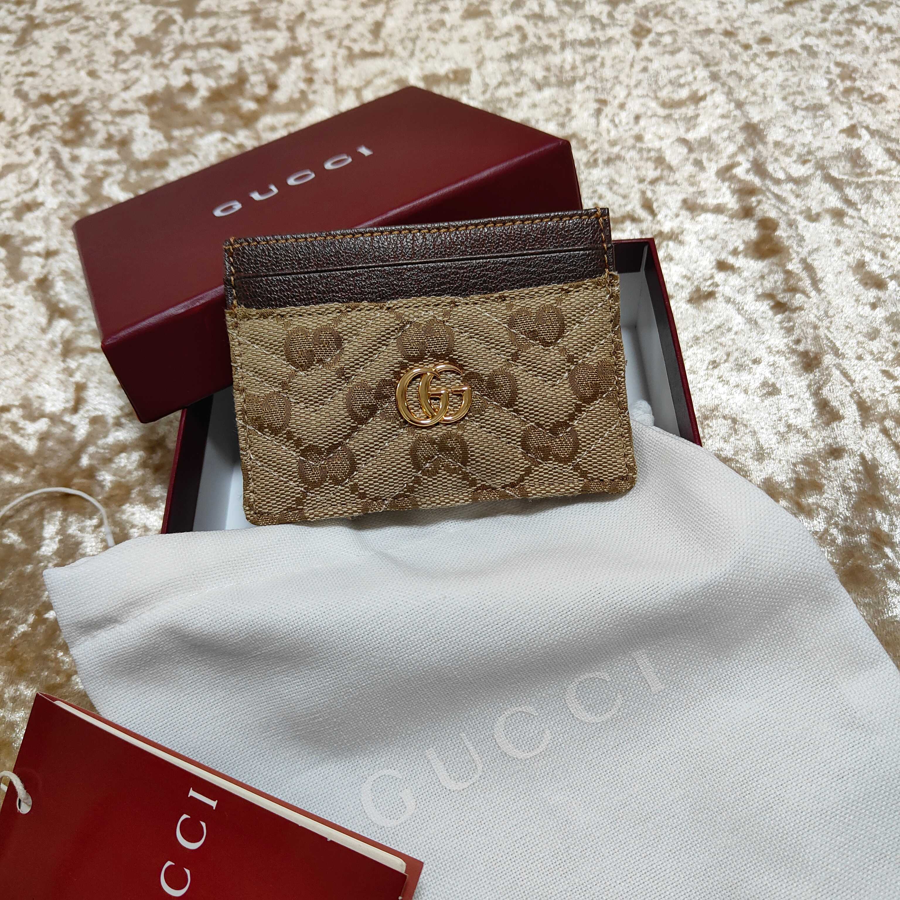 Generation Gucci系列深入探索品牌的典藏和视觉密码，将不同世代的设计融合成一个美学叙事。此