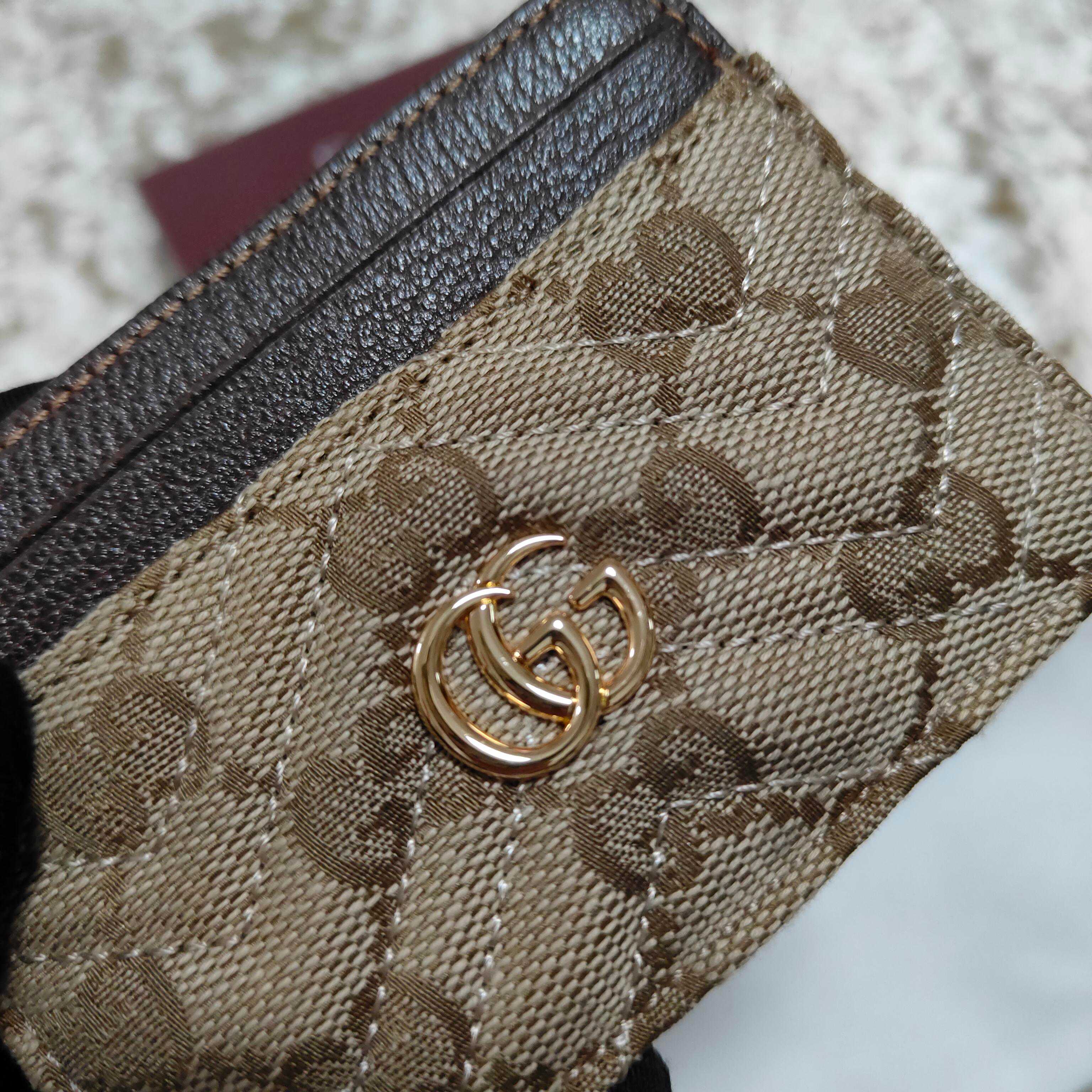 Generation Gucci系列深入探索品牌的典藏和视觉密码，将不同世代的设计融合成一个美学叙事。此