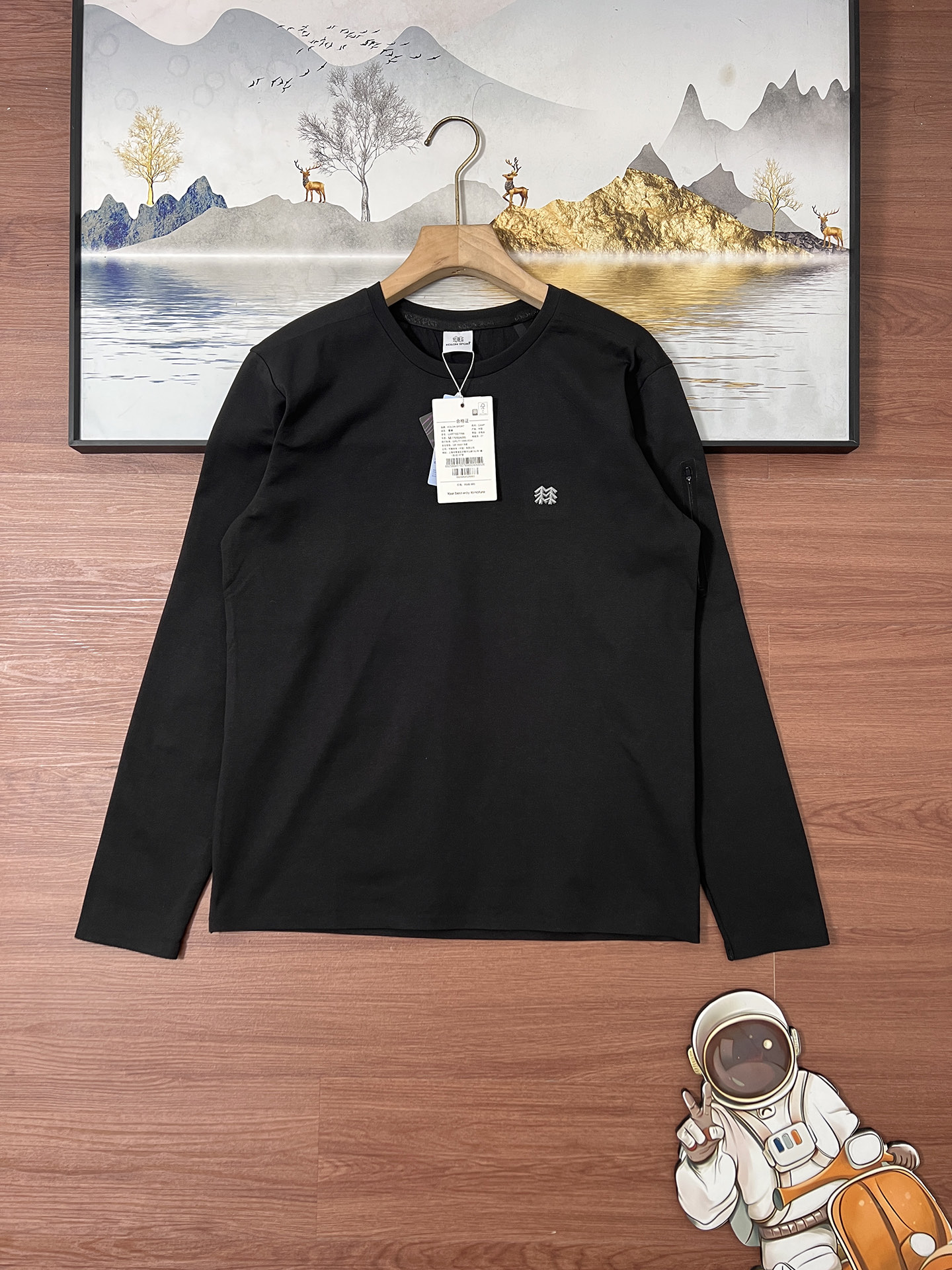 💰168包邮 春款 KOLON SPORT/可隆户外长袖T恤 男士防晒UPF98+热压圆领上衣
 LHRT5WN059-MU 芥末黄 
圆领内部采用隐藏式包边工艺，加强领口结构，经易过多洗变形，兼顾耐用性与贴肤舒适度。潮流型格加持，穿出运动高街范！胸前立体口袋设计，不仅实用可收纳小物，更注入机能风元素，提升整体造型层次感。袖子、下摆及后背采用立体胶浆印花，触感细腻，图案牢固不易裂纹，强力凸显专属运动身份，塑造醒目视觉焦点。

面料暗藏玄机！内里布满透气微孔，促进空气内外循环，如同会呼吸一样；结合四面高弹特性，大幅度伸展也轻松无压力，活动范围更自由。

精选100%优质聚酯纤维，搭配先进速干科技。运动时产生的汗水能被面料迅速吸收、扩散并快速蒸发，告别闷热黏腻，时刻保持清爽干爽体感。

