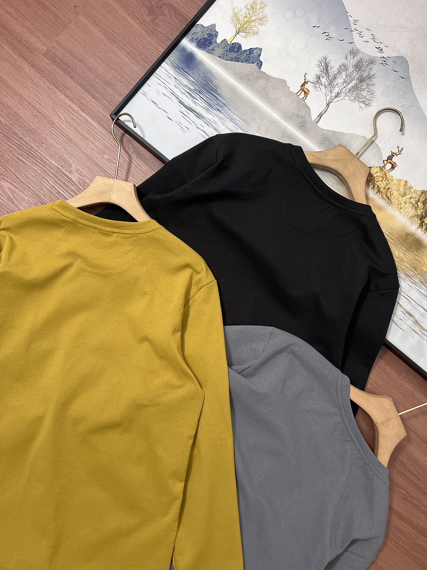 💰168包邮 春款 KOLON SPORT/可隆户外长袖T恤 男士防晒UPF98+热压圆领上衣
 LHRT5WN059-MU 芥末黄 
圆领内部采用隐藏式包边工艺，加强领口结构，经易过多洗变形，兼顾耐用性与贴肤舒适度。潮流型格加持，穿出运动高街范！胸前立体口袋设计，不仅实用可收纳小物，更注入机能风元素，提升整体造型层次感。袖子、下摆及后背采用立体胶浆印花，触感细腻，图案牢固不易裂纹，强力凸显专属运动身份，塑造醒目视觉焦点。

面料暗藏玄机！内里布满透气微孔，促进空气内外循环，如同会呼吸一样；结合四面高弹特性，大幅度伸展也轻松无压力，活动范围更自由。

精选100%优质聚酯纤维，搭配先进速干科技。运动时产生的汗水能被面料迅速吸收、扩散并快速蒸发，告别闷热黏腻，时刻保持清爽干爽体感。

