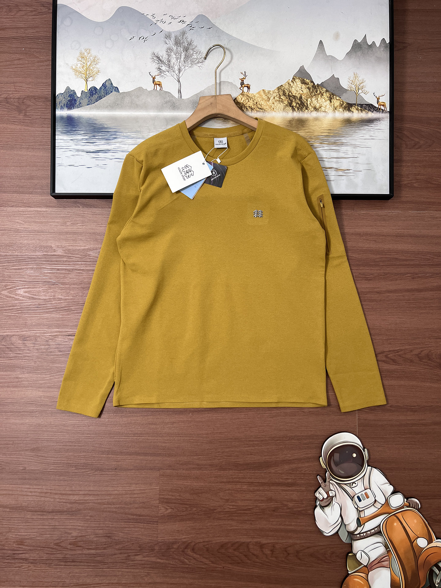 💰168包邮 春款 KOLON SPORT/可隆户外长袖T恤 男士防晒UPF98+热压圆领上衣
 LHRT5WN059-MU 芥末黄 
圆领内部采用隐藏式包边工艺，加强领口结构，经易过多洗变形，兼顾耐用性与贴肤舒适度。潮流型格加持，穿出运动高街范！胸前立体口袋设计，不仅实用可收纳小物，更注入机能风元素，提升整体造型层次感。袖子、下摆及后背采用立体胶浆印花，触感细腻，图案牢固不易裂纹，强力凸显专属运动身份，塑造醒目视觉焦点。

面料暗藏玄机！内里布满透气微孔，促进空气内外循环，如同会呼吸一样；结合四面高弹特性，大幅度伸展也轻松无压力，活动范围更自由。

精选100%优质聚酯纤维，搭配先进速干科技。运动时产生的汗水能被面料迅速吸收、扩散并快速蒸发，告别闷热黏腻，时刻保持清爽干爽体感。

