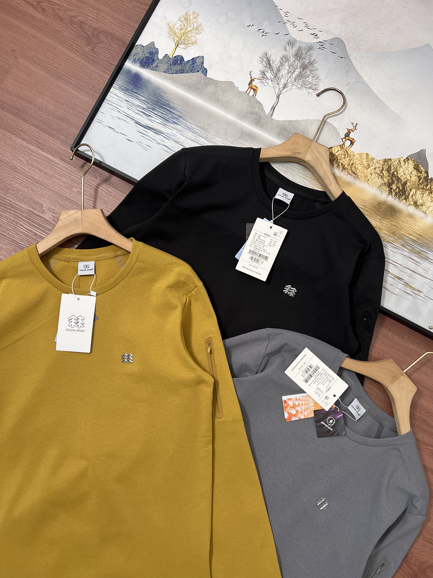 💰168包邮 春款 KOLON SPORT/可隆户外长袖T恤 男士防晒UPF98+热压圆领上衣
 LHRT5WN059-MU 芥末黄 
圆领内部采用隐藏式包边工艺，加强领口结构，经易过多洗变形，兼顾耐用性与贴肤舒适度。潮流型格加持，穿出运动高街范！胸前立体口袋设计，不仅实用可收纳小物，更注入机能风元素，提升整体造型层次感。袖子、下摆及后背采用立体胶浆印花，触感细腻，图案牢固不易裂纹，强力凸显专属运动身份，塑造醒目视觉焦点。

面料暗藏玄机！内里布满透气微孔，促进空气内外循环，如同会呼吸一样；结合四面高弹特性，大幅度伸展也轻松无压力，活动范围更自由。

精选100%优质聚酯纤维，搭配先进速干科技。运动时产生的汗水能被面料迅速吸收、扩散并快速蒸发，告别闷热黏腻，时刻保持清爽干爽体感。

