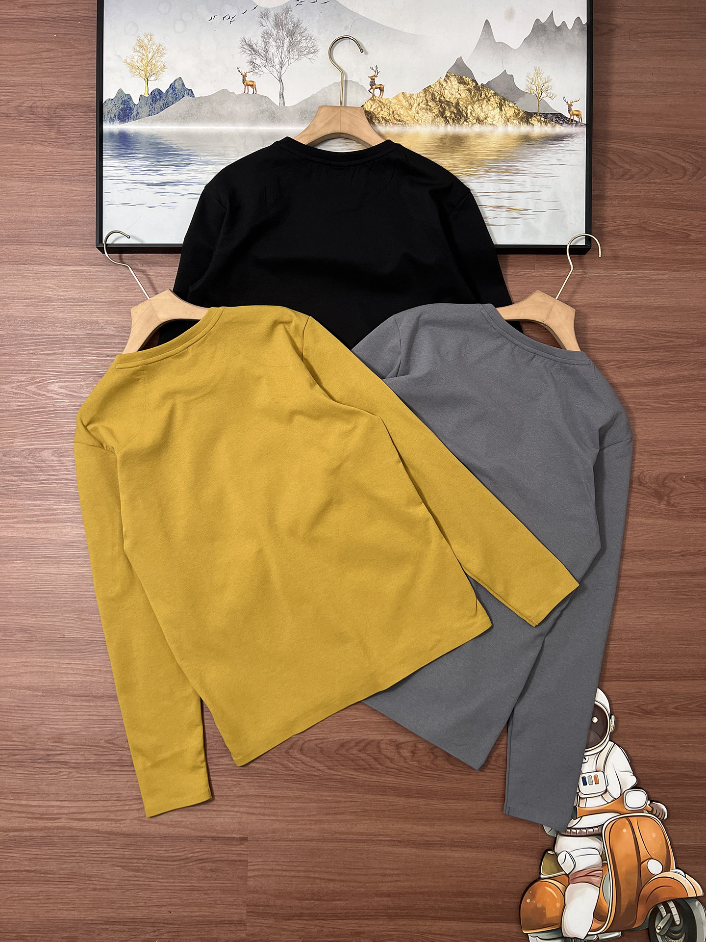 💰168包邮 春款 KOLON SPORT/可隆户外长袖T恤 男士防晒UPF98+热压圆领上衣
 LHRT5WN059-MU 芥末黄 
圆领内部采用隐藏式包边工艺，加强领口结构，经易过多洗变形，兼顾耐用性与贴肤舒适度。潮流型格加持，穿出运动高街范！胸前立体口袋设计，不仅实用可收纳小物，更注入机能风元素，提升整体造型层次感。袖子、下摆及后背采用立体胶浆印花，触感细腻，图案牢固不易裂纹，强力凸显专属运动身份，塑造醒目视觉焦点。

面料暗藏玄机！内里布满透气微孔，促进空气内外循环，如同会呼吸一样；结合四面高弹特性，大幅度伸展也轻松无压力，活动范围更自由。

精选100%优质聚酯纤维，搭配先进速干科技。运动时产生的汗水能被面料迅速吸收、扩散并快速蒸发，告别闷热黏腻，时刻保持清爽干爽体感。

