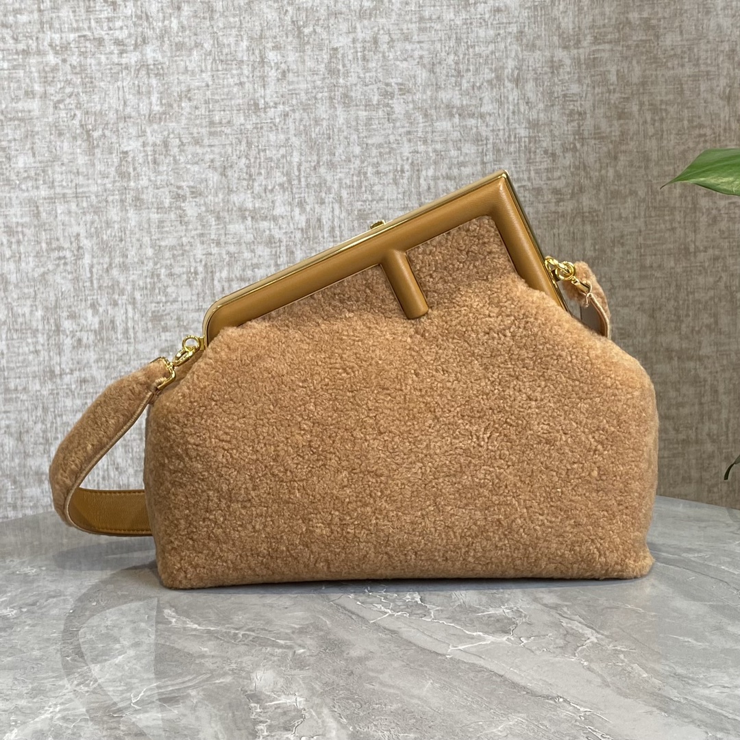 Fendi Year-end promotion, small quantity, special price 680 (large size) light brown soft lamb wool and sheepskin material, equipped with an over