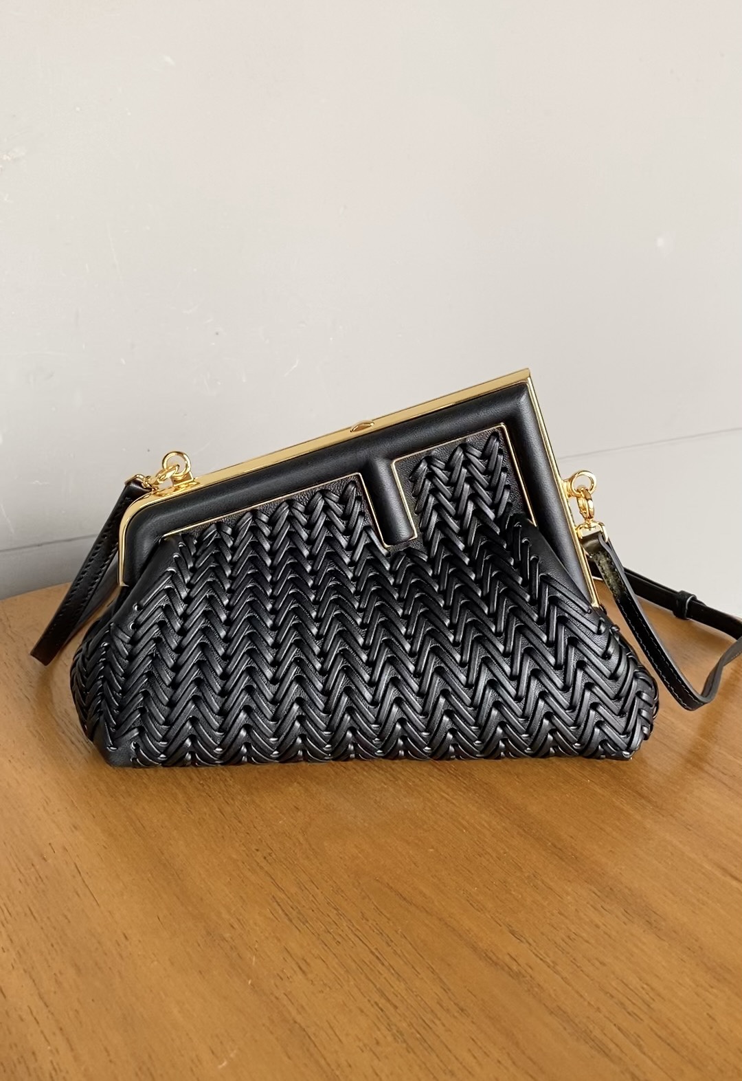FENDI First woven cloud bag, the slanted letter F turns into a soft handbag frame, the handbag design is unique and exquisite, the material inclu