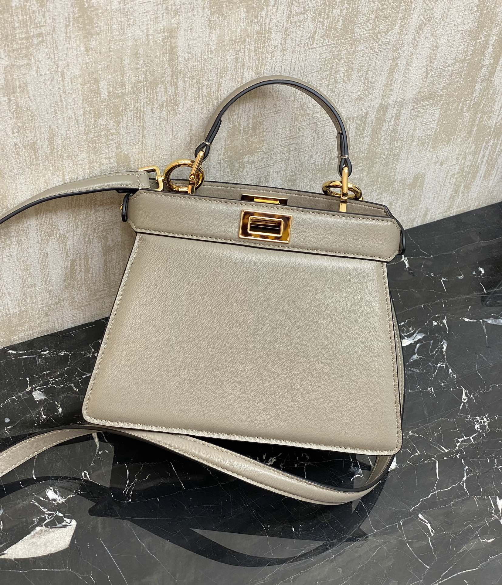 Fendi Details: 950 You can understand the peekaboo series by looking at the actual pictures