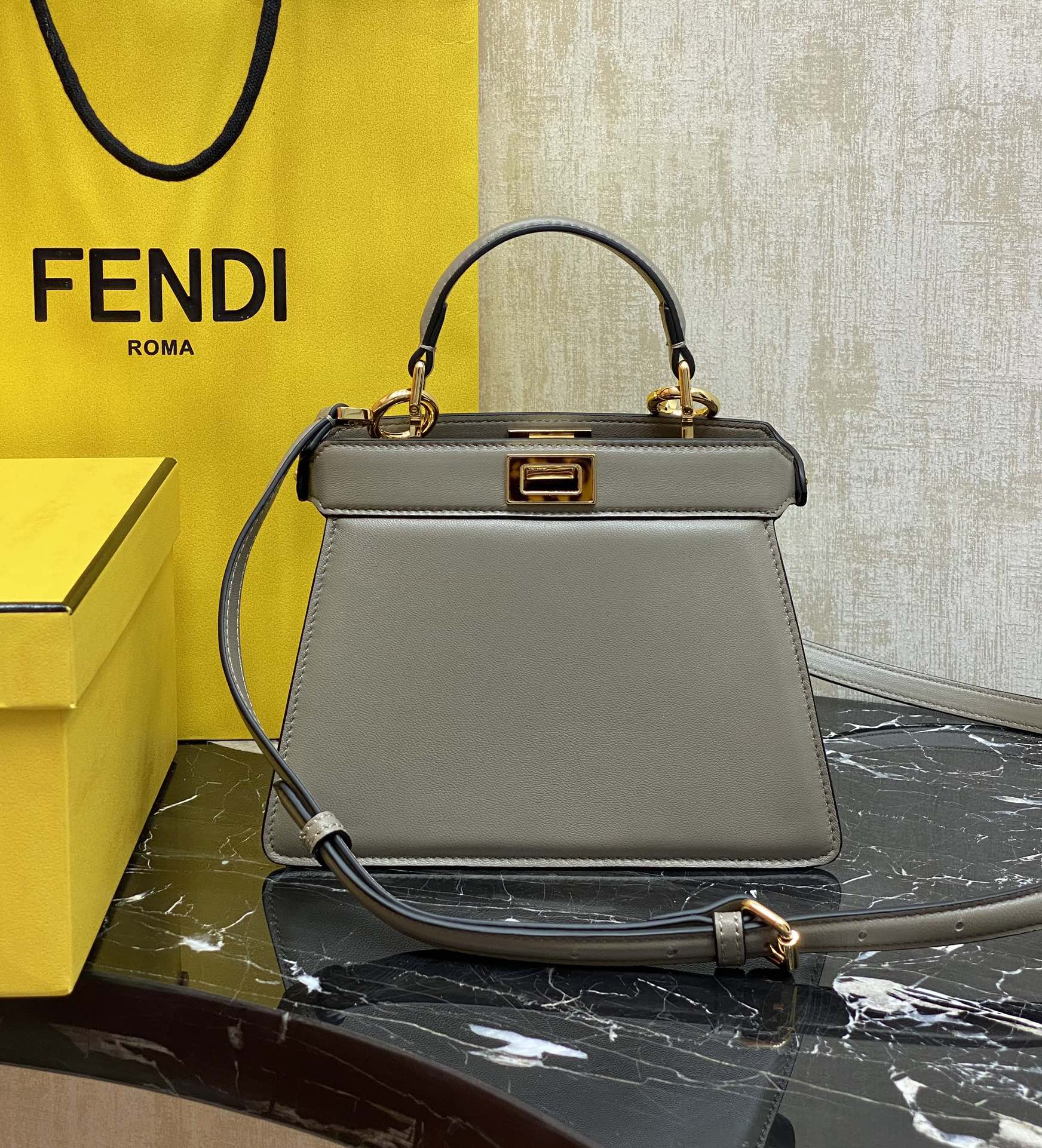 Fendi Details: 950 You can understand the peekaboo series by looking at the actual pictures