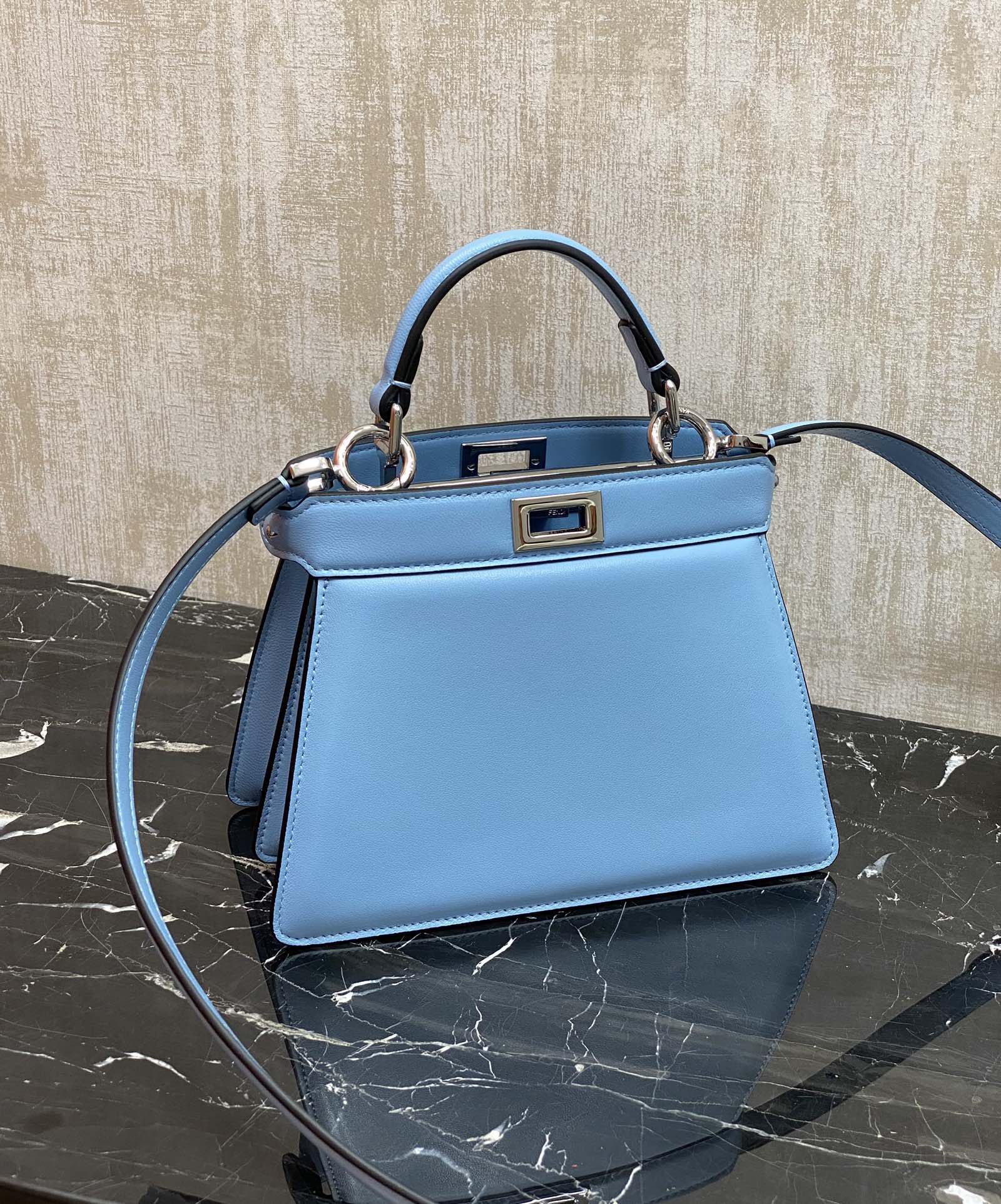 Fendi Details: 950 You can understand the peekaboo series by looking at the actual pictures