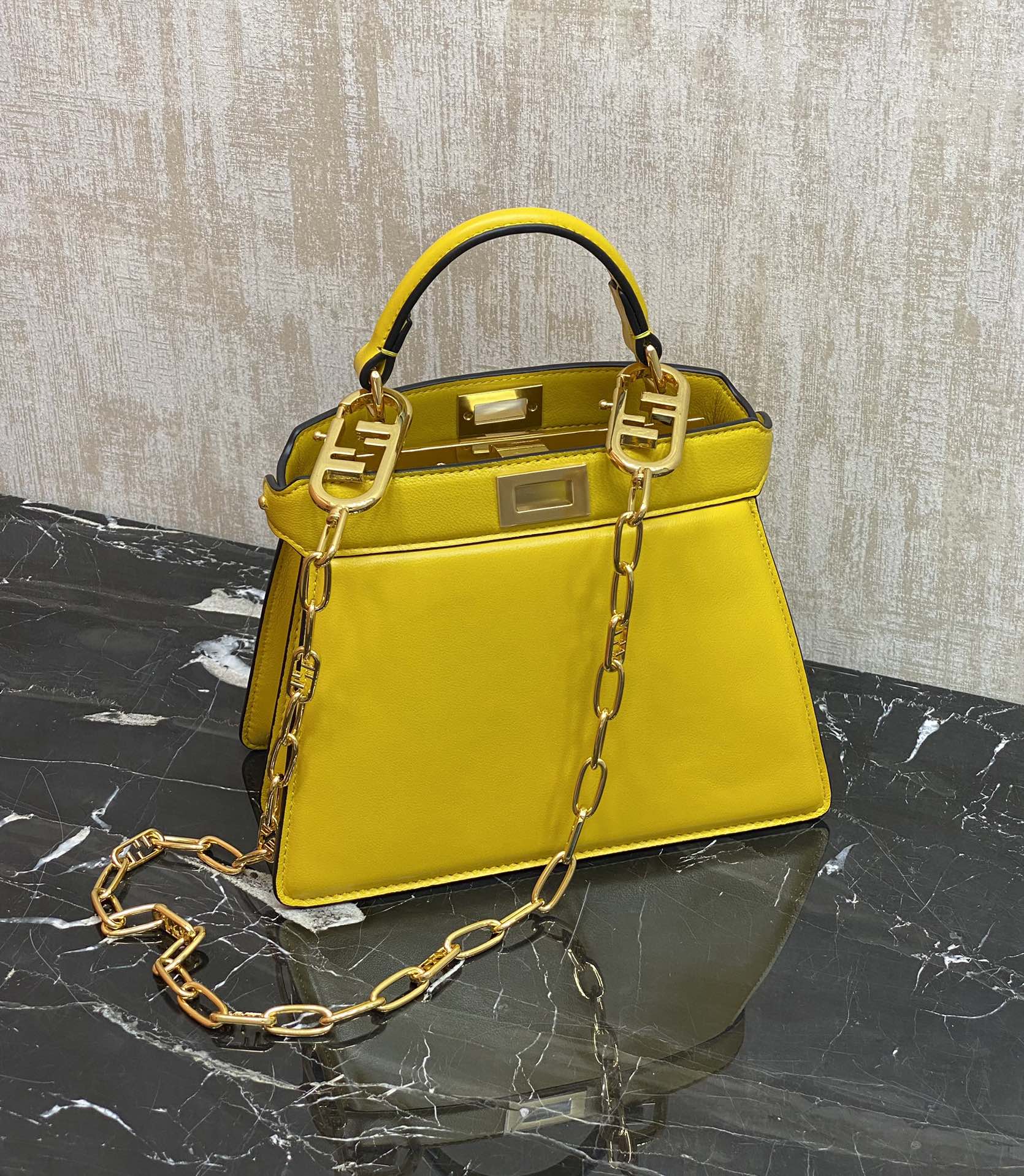 Fendi Details: 950 You can understand the peekaboo series by looking at the actual pictures