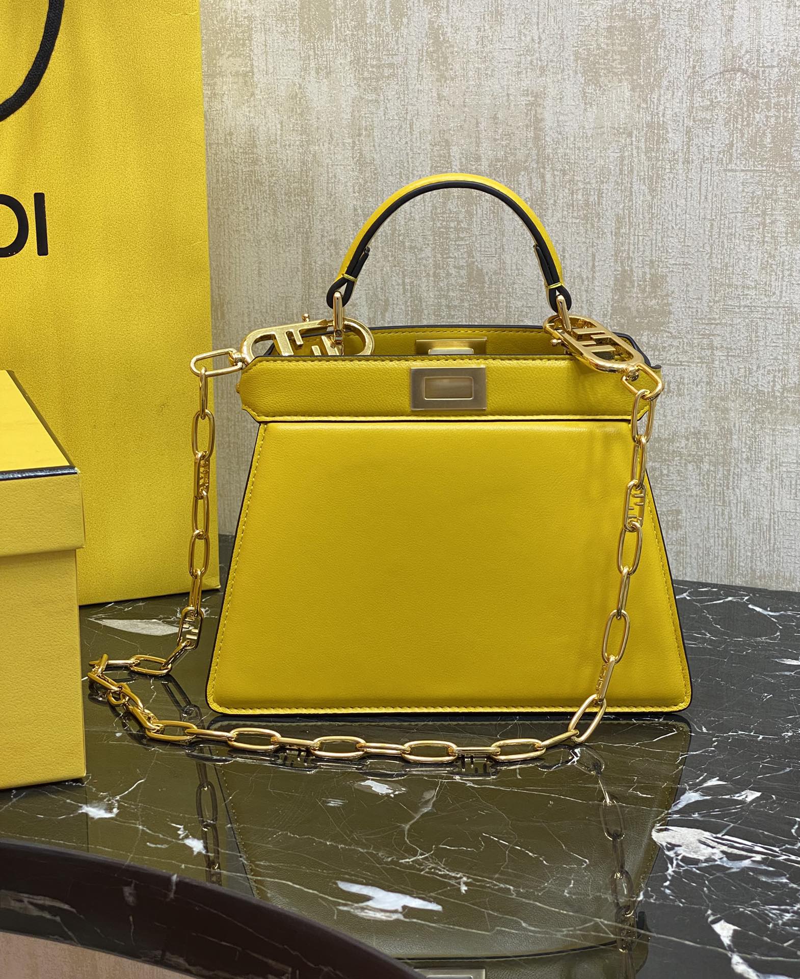 Fendi Details: 950 You can understand the peekaboo series by looking at the actual pictures