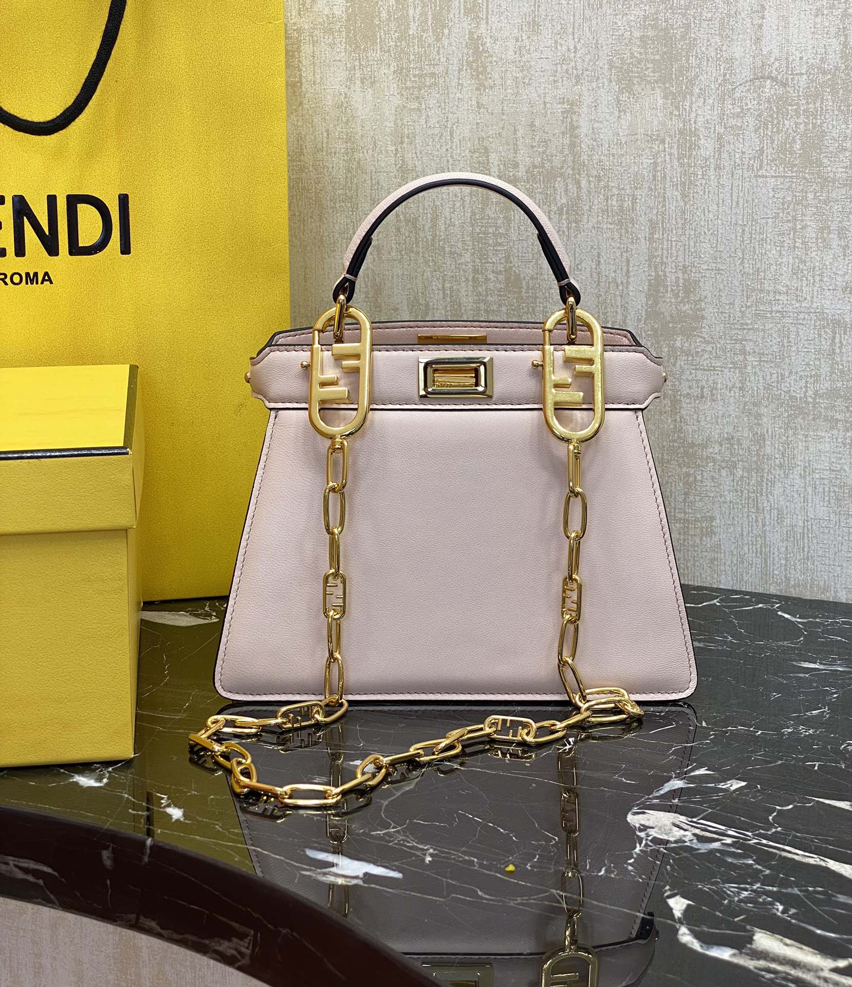 Fendi Details: You can understand it by looking at the real photos peekaboo