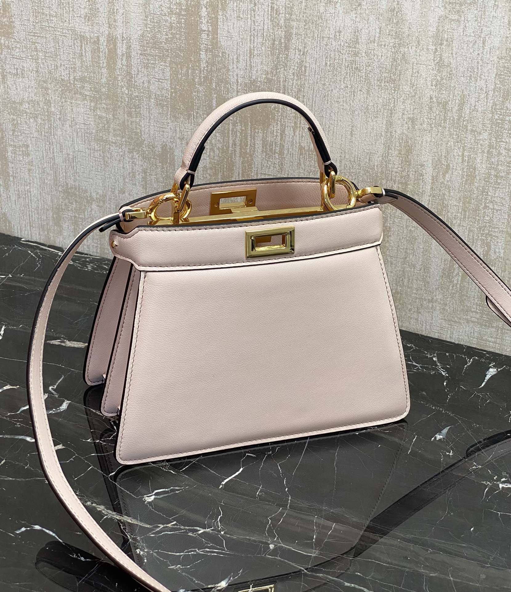 Fendi Details: You can understand it by looking at the real photos peekaboo