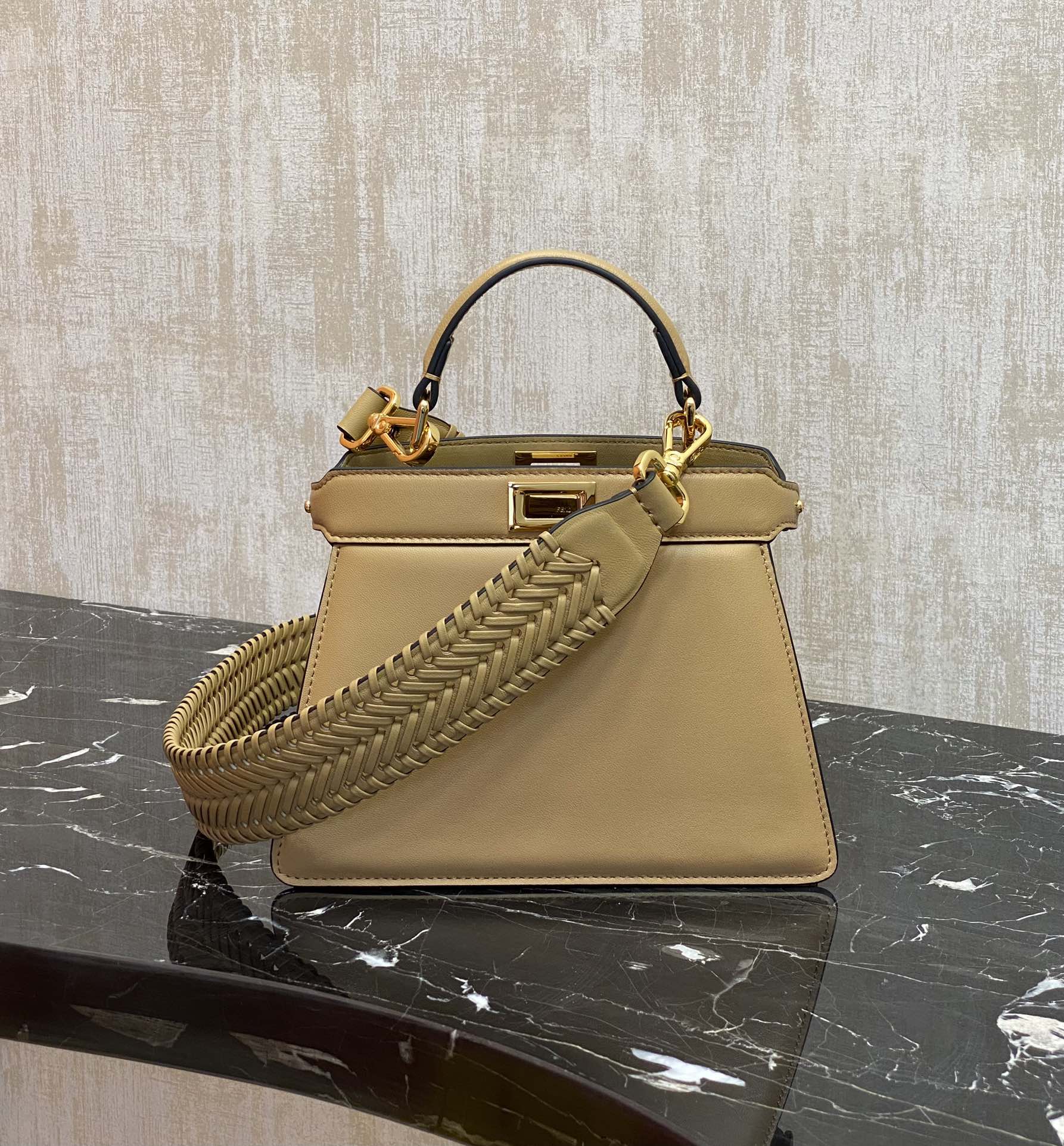 Fendi Details: 950 You can understand the peekaboo series by looking at the actual pictures