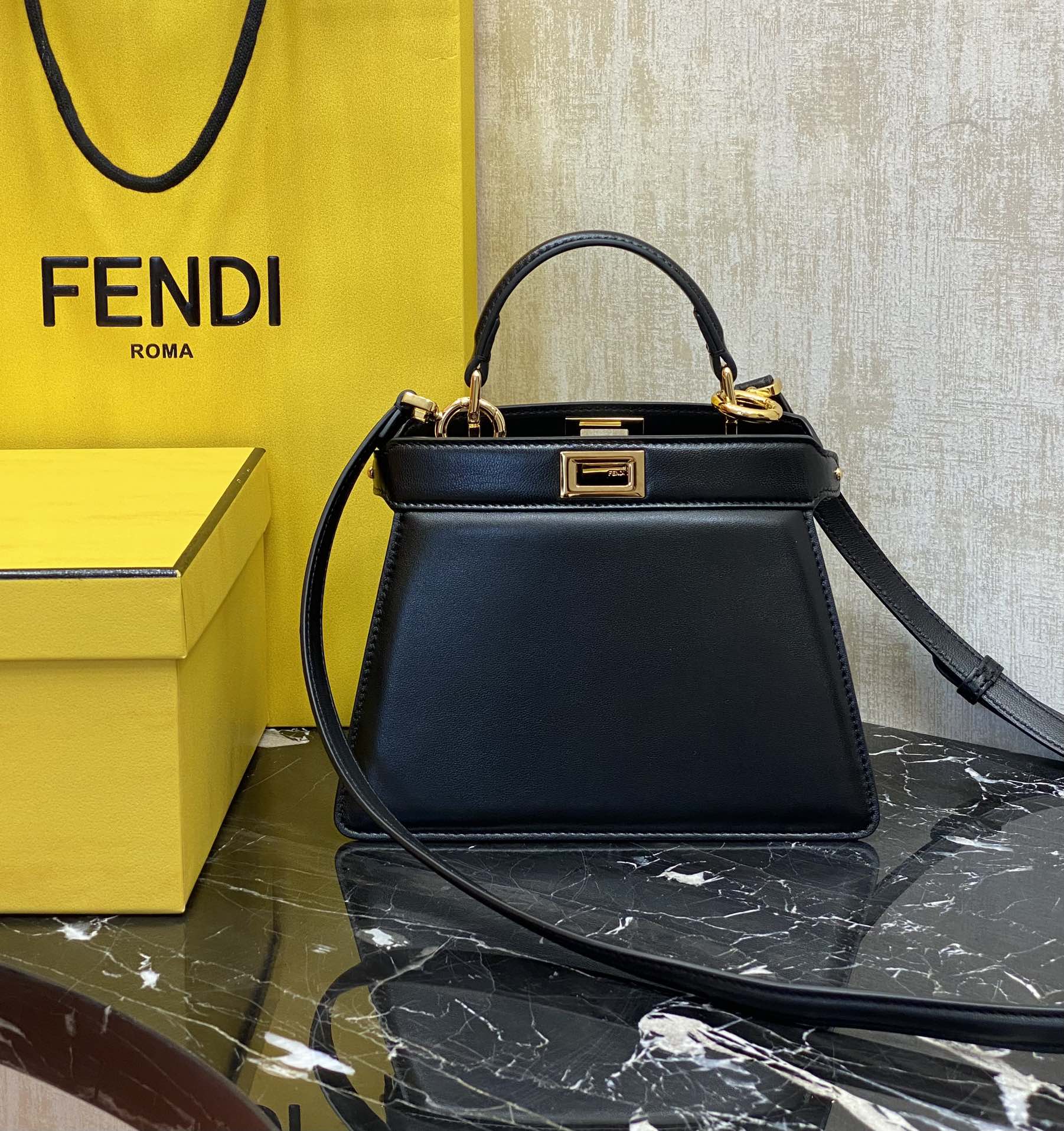 Fendi Details: 950 You can understand the peekaboo series by looking at the actual pictures