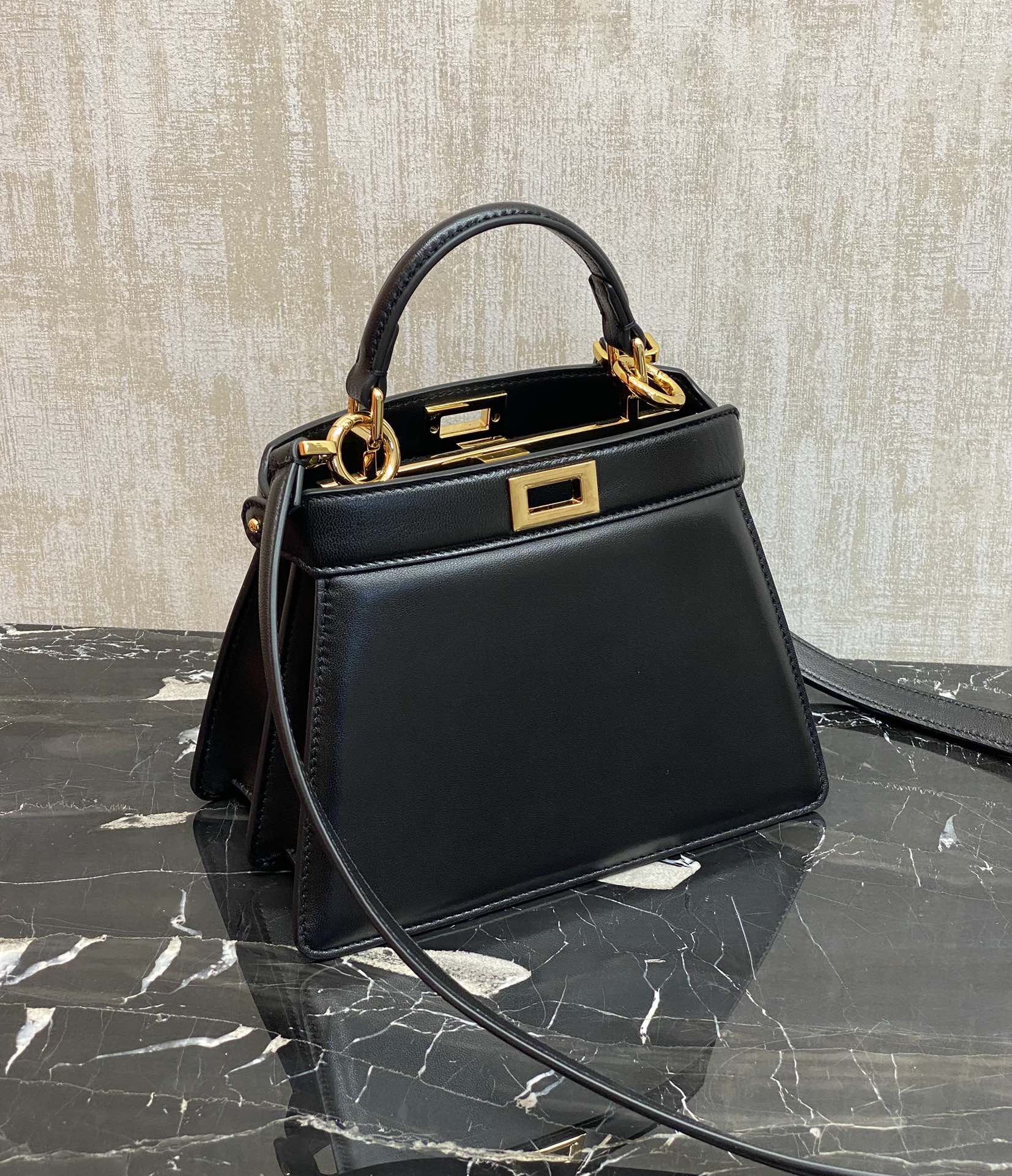 Fendi Details: 950 You can understand the peekaboo series by looking at the actual pictures
