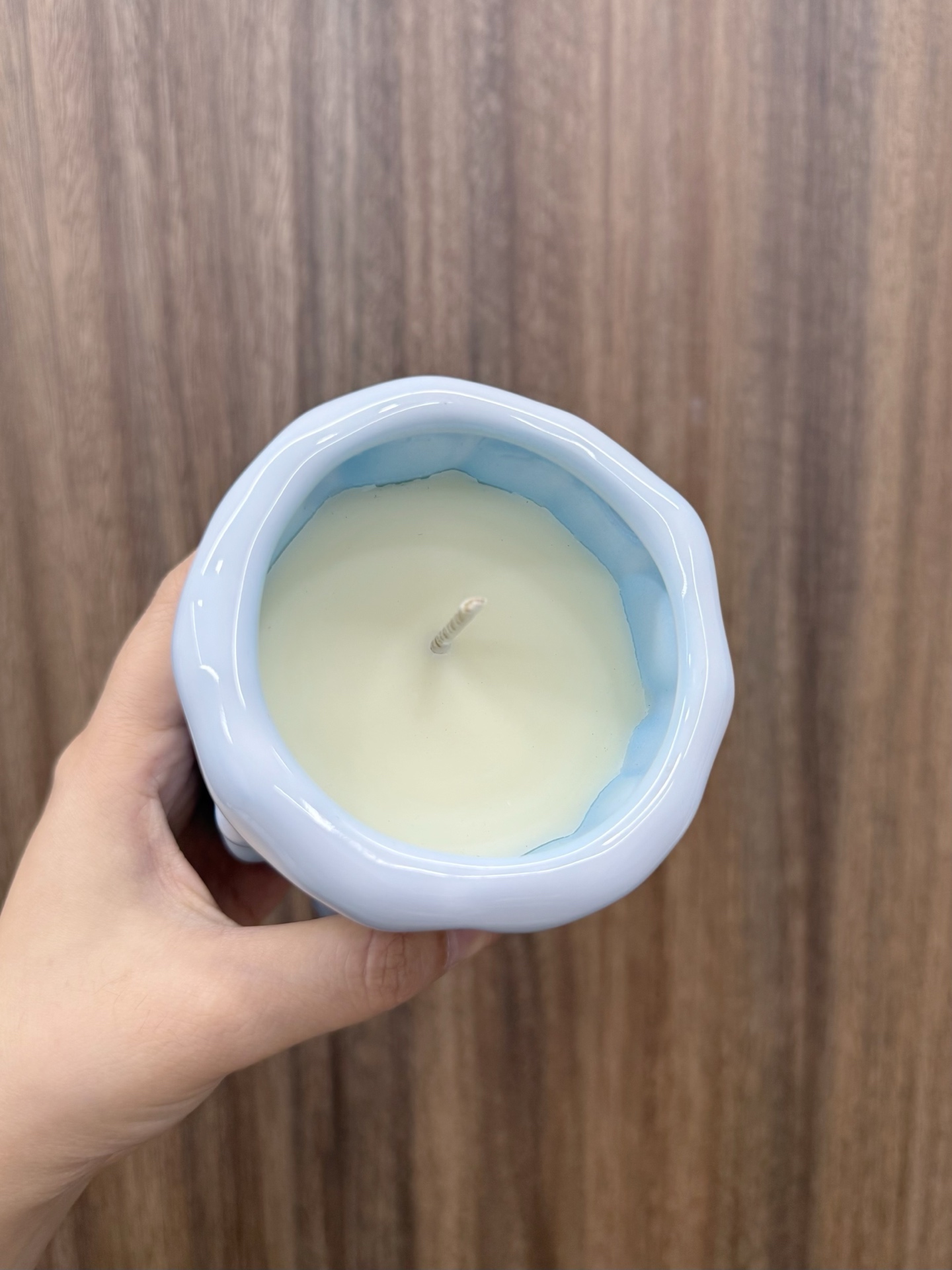 开头是鲜活的柑橘调直跳出来，像咬了口刚从冰箱拿出来的小青橘，清清爽爽的，半分甜腻都没有并且等柑橘味慢慢飘散开，核心的茶香就稳稳接上来，是带着露水的龙井绿茶香，还混了点温润的白麝香！全程没有厚重感！