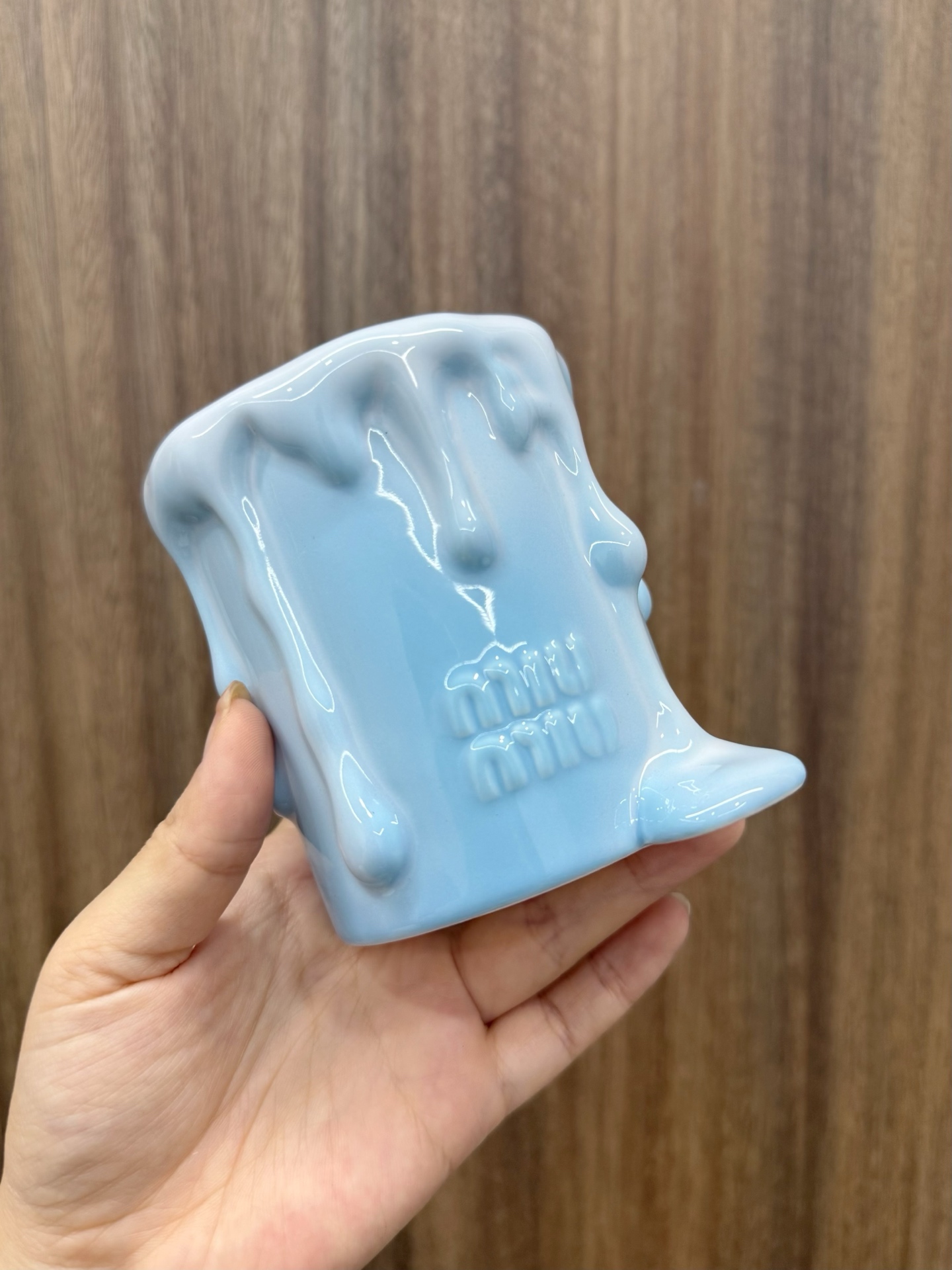 开头是鲜活的柑橘调直跳出来，像咬了口刚从冰箱拿出来的小青橘，清清爽爽的，半分甜腻都没有并且等柑橘味慢慢飘散开，核心的茶香就稳稳接上来，是带着露水的龙井绿茶香，还混了点温润的白麝香！全程没有厚重感！