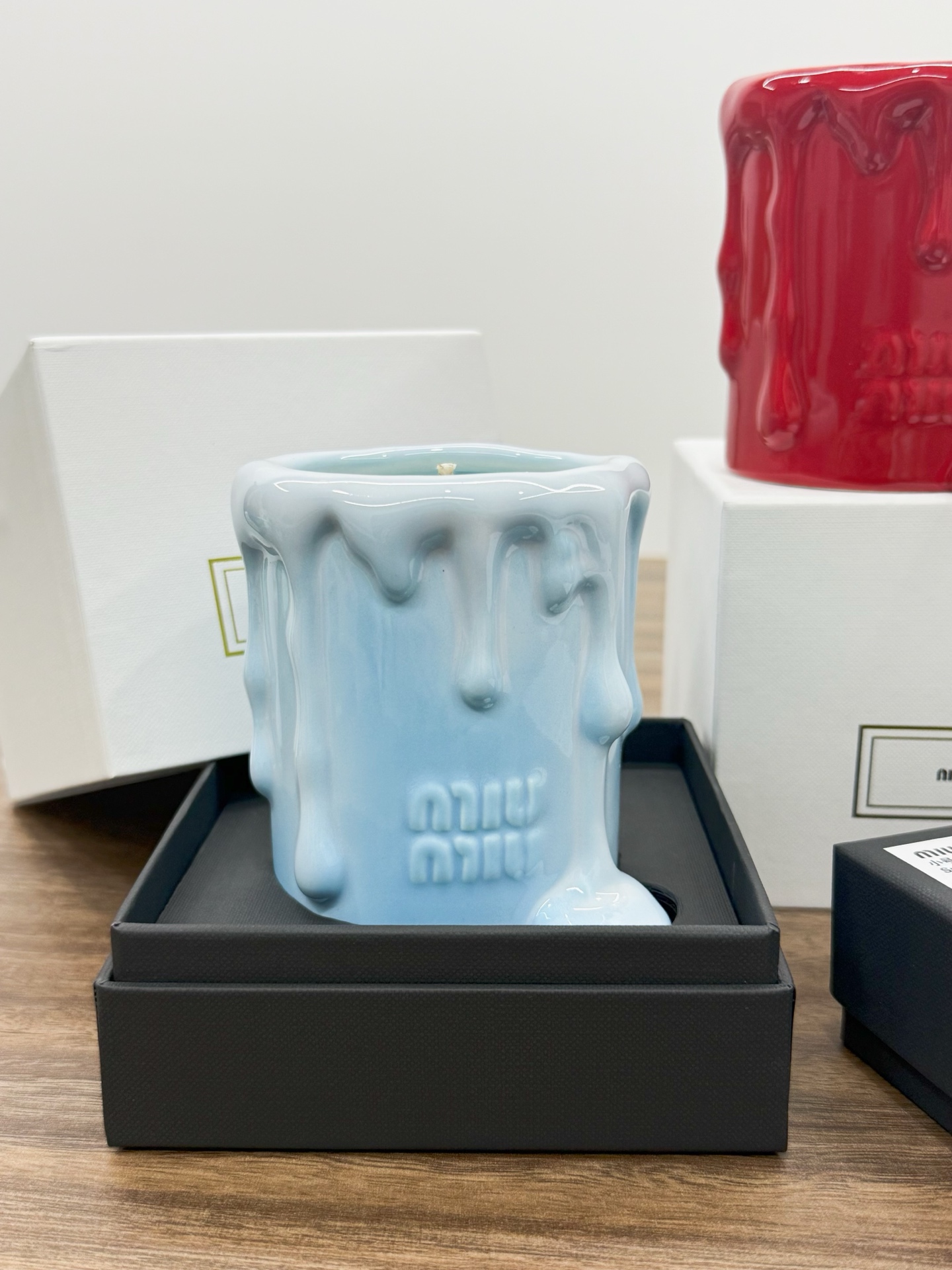 这抹蓝是阿玛尼王嘉尔同款玉龙茶香🍵
当年火到根本抢不到，现在居然能在蜡烛里闻到！
这哪是普通茶香？
是把雪山脚下的清晨封进了烛火里！