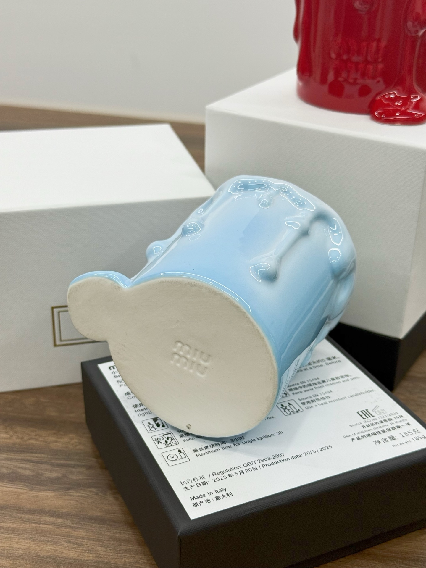 这抹蓝是阿玛尼王嘉尔同款玉龙茶香🍵
当年火到根本抢不到，现在居然能在蜡烛里闻到！
这哪是普通茶香？
是把雪山脚下的清晨封进了烛火里！