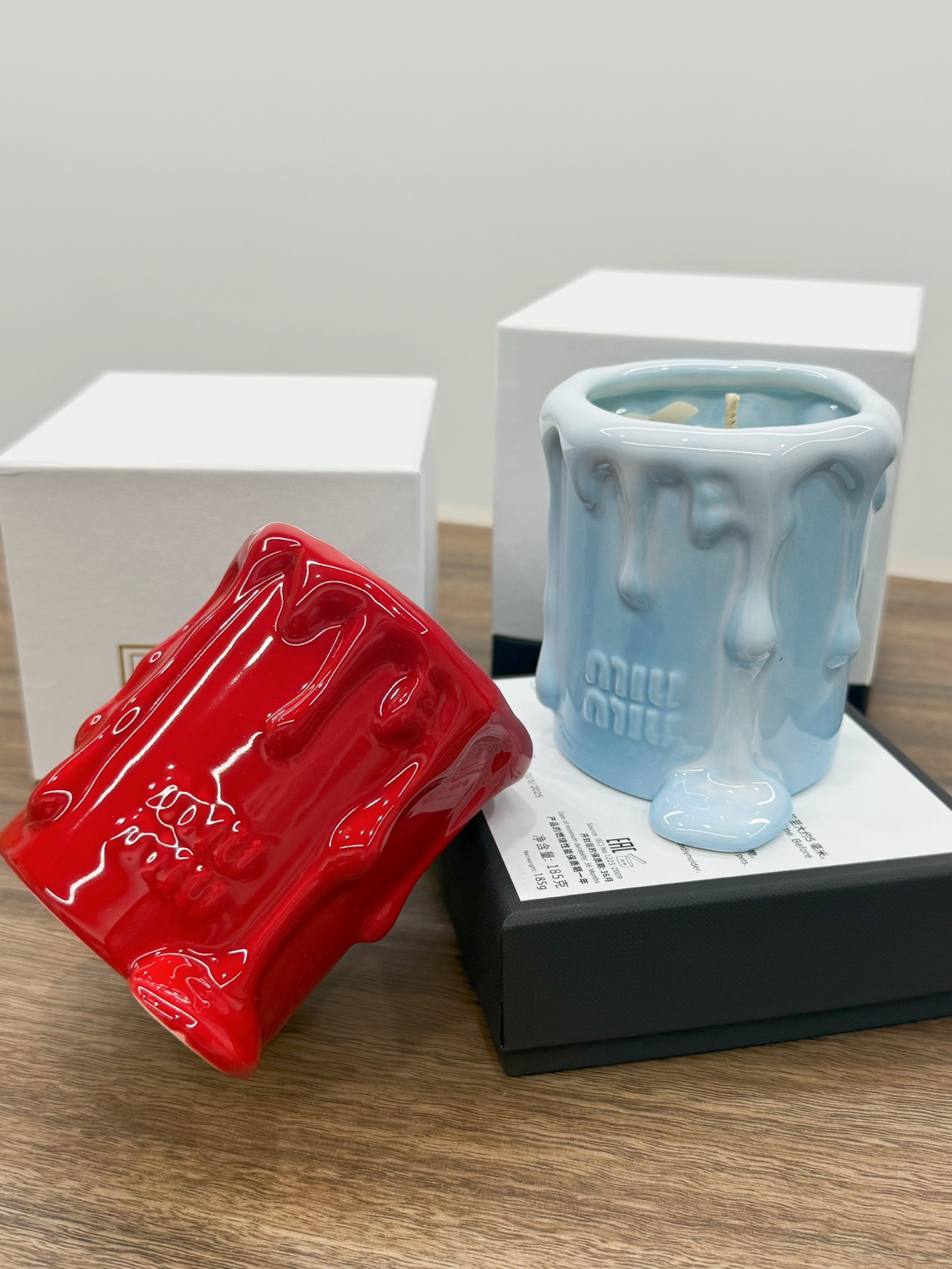 批175💰不是普通的烛台造型，而是把蜡烛融化瞬间的
流动感牢牢锁住了，像是刚熄灭还带着余温的柔光
又藏着不会消散的精致。
摆在哪都自带柔光滤镜，点燃时香气漫散开！

款式：红色番茄香、蓝色玉龙茶香
净含量：185g
包装尺寸：14.5*13.8*12.8（cm）
重量：约790g