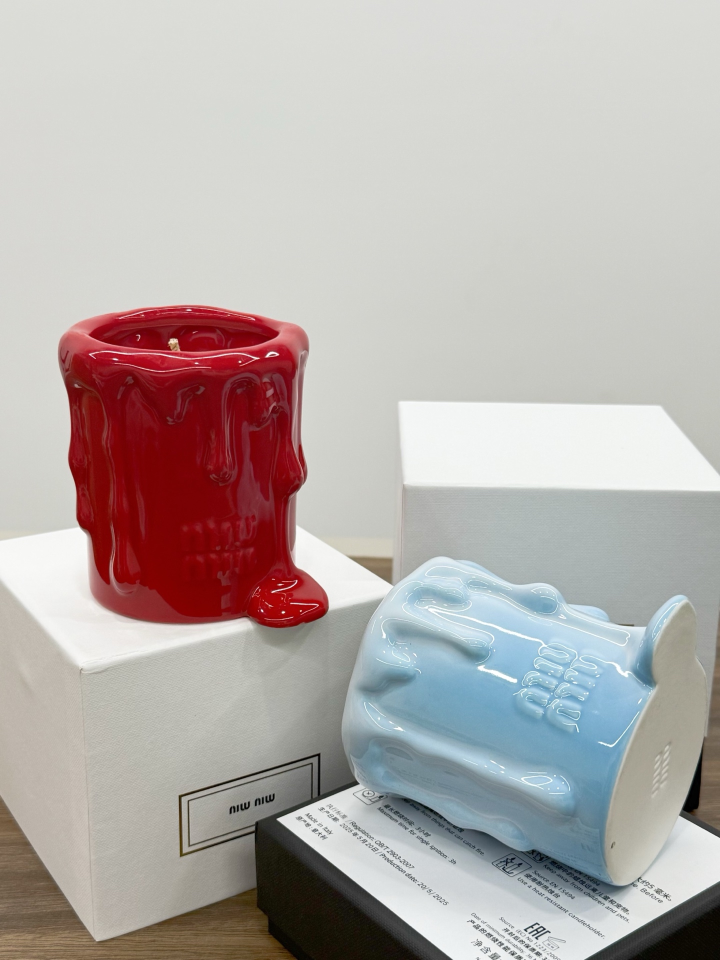 批175💰不是普通的烛台造型，而是把蜡烛融化瞬间的
流动感牢牢锁住了，像是刚熄灭还带着余温的柔光
又藏着不会消散的精致。
摆在哪都自带柔光滤镜，点燃时香气漫散开！

款式：红色番茄香、蓝色玉龙茶香
净含量：185g
包装尺寸：14.5*13.8*12.8（cm）
重量：约790g