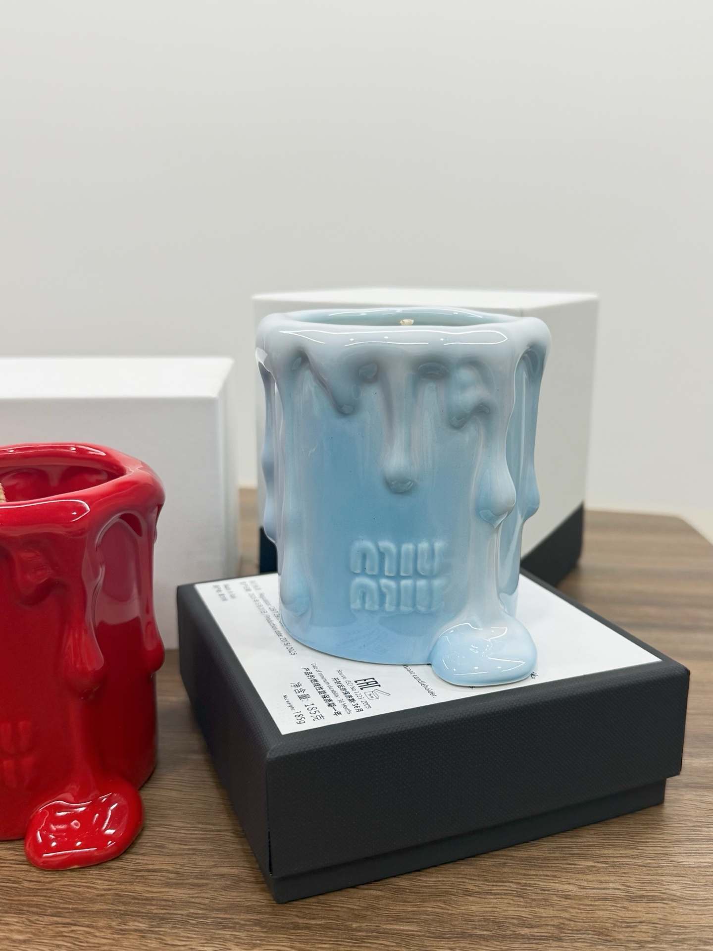 批175💰不是普通的烛台造型，而是把蜡烛融化瞬间的
流动感牢牢锁住了，像是刚熄灭还带着余温的柔光
又藏着不会消散的精致。
摆在哪都自带柔光滤镜，点燃时香气漫散开！

款式：红色番茄香、蓝色玉龙茶香
净含量：185g
包装尺寸：14.5*13.8*12.8（cm）
重量：约790g