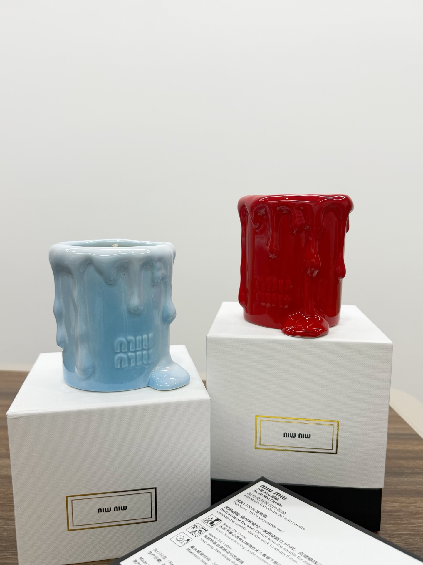 批175💰不是普通的烛台造型，而是把蜡烛融化瞬间的
流动感牢牢锁住了，像是刚熄灭还带着余温的柔光
又藏着不会消散的精致。
摆在哪都自带柔光滤镜，点燃时香气漫散开！

款式：红色番茄香、蓝色玉龙茶香
净含量：185g
包装尺寸：14.5*13.8*12.8（cm）
重量：约790g