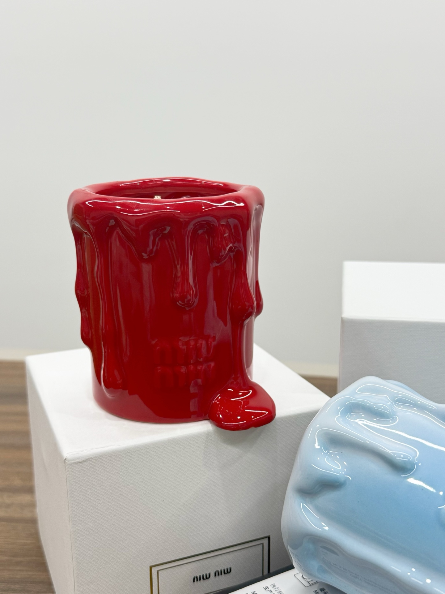 批175💰不是普通的烛台造型，而是把蜡烛融化瞬间的
流动感牢牢锁住了，像是刚熄灭还带着余温的柔光
又藏着不会消散的精致。
摆在哪都自带柔光滤镜，点燃时香气漫散开！

款式：红色番茄香、蓝色玉龙茶香
净含量：185g
包装尺寸：14.5*13.8*12.8（cm）
重量：约790g