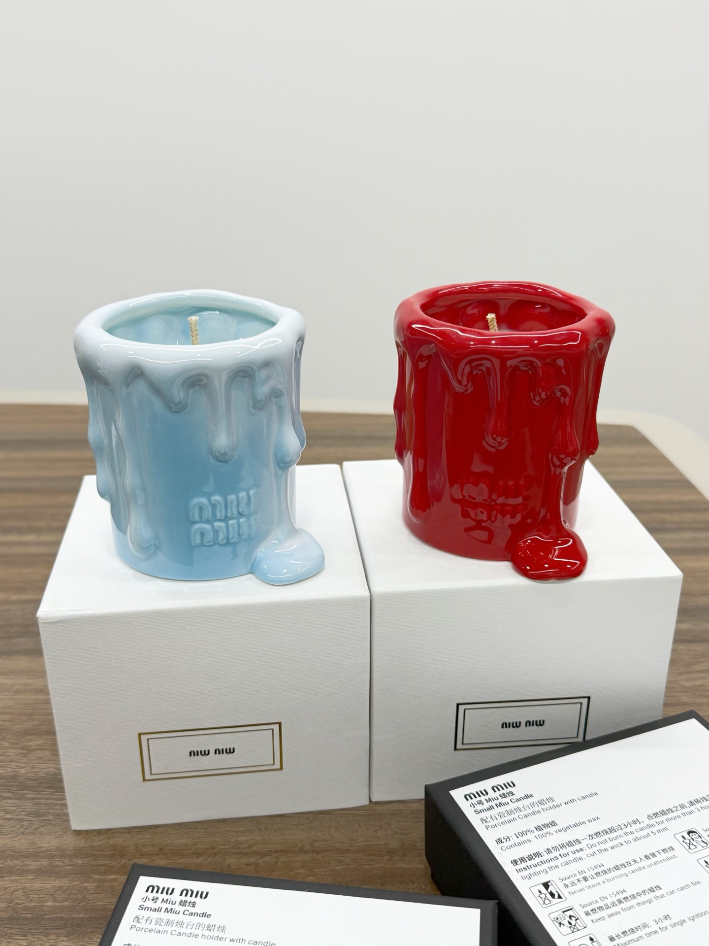 批175💰不是普通的烛台造型，而是把蜡烛融化瞬间的
流动感牢牢锁住了，像是刚熄灭还带着余温的柔光
又藏着不会消散的精致。
摆在哪都自带柔光滤镜，点燃时香气漫散开！

款式：红色番茄香、蓝色玉龙茶香
净含量：185g
包装尺寸：14.5*13.8*12.8（cm）
重量：约790g