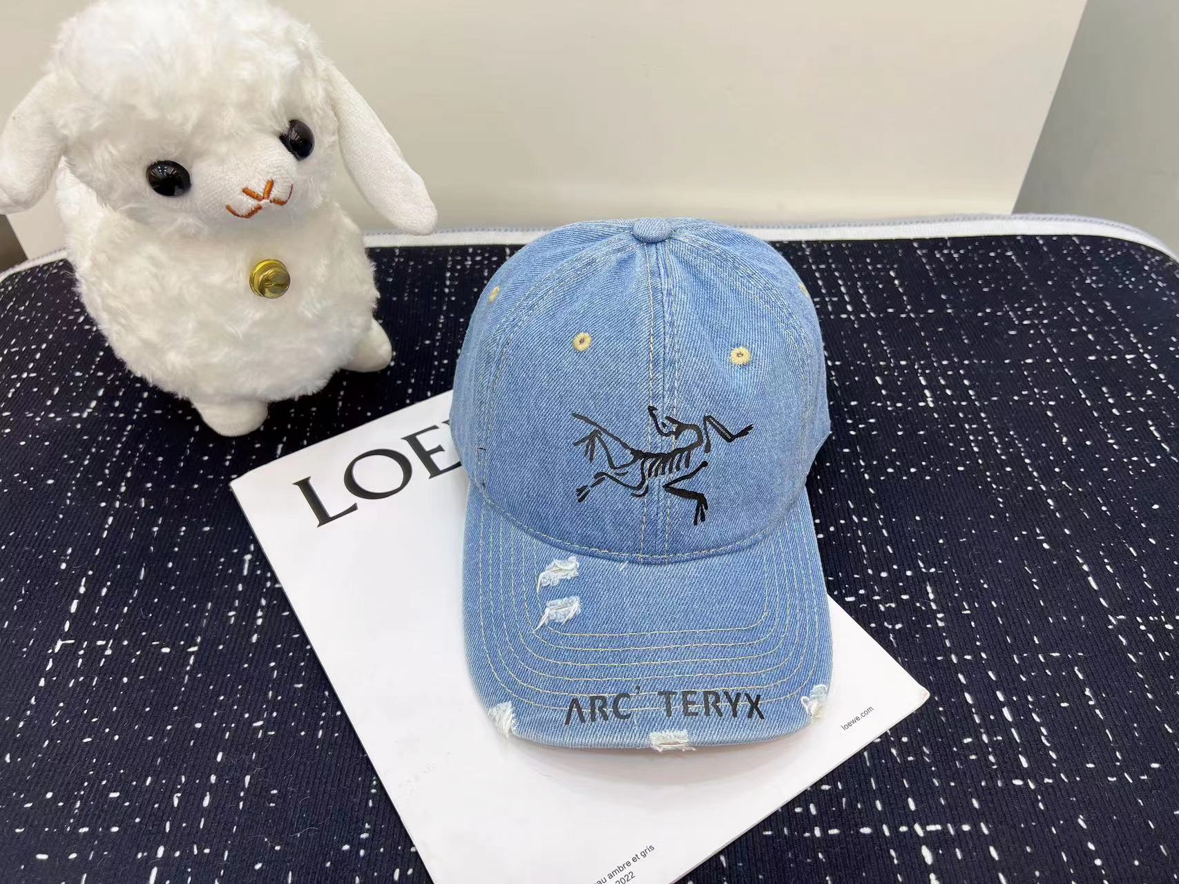 NO:189585,Special offer with dust bag [Architecture Bird] Spring and summer big-name denim men's and women's baseball caps, new styles are shipped, big-name models are super easy to match, buy them quickly!  Hat Fisherman Hat Baseball Hat Knitted Hats, Hats Arc'teryx, espadrilles, hats19860909特价配防尘袋【始祖鸟】春夏款大牌牛仔男女款棒球帽,新款出货,大牌款超好搭配,赶紧入手！帽子渔夫帽棒球帽针织帽,帽子arc'teryx,espadrilles,hats,hat