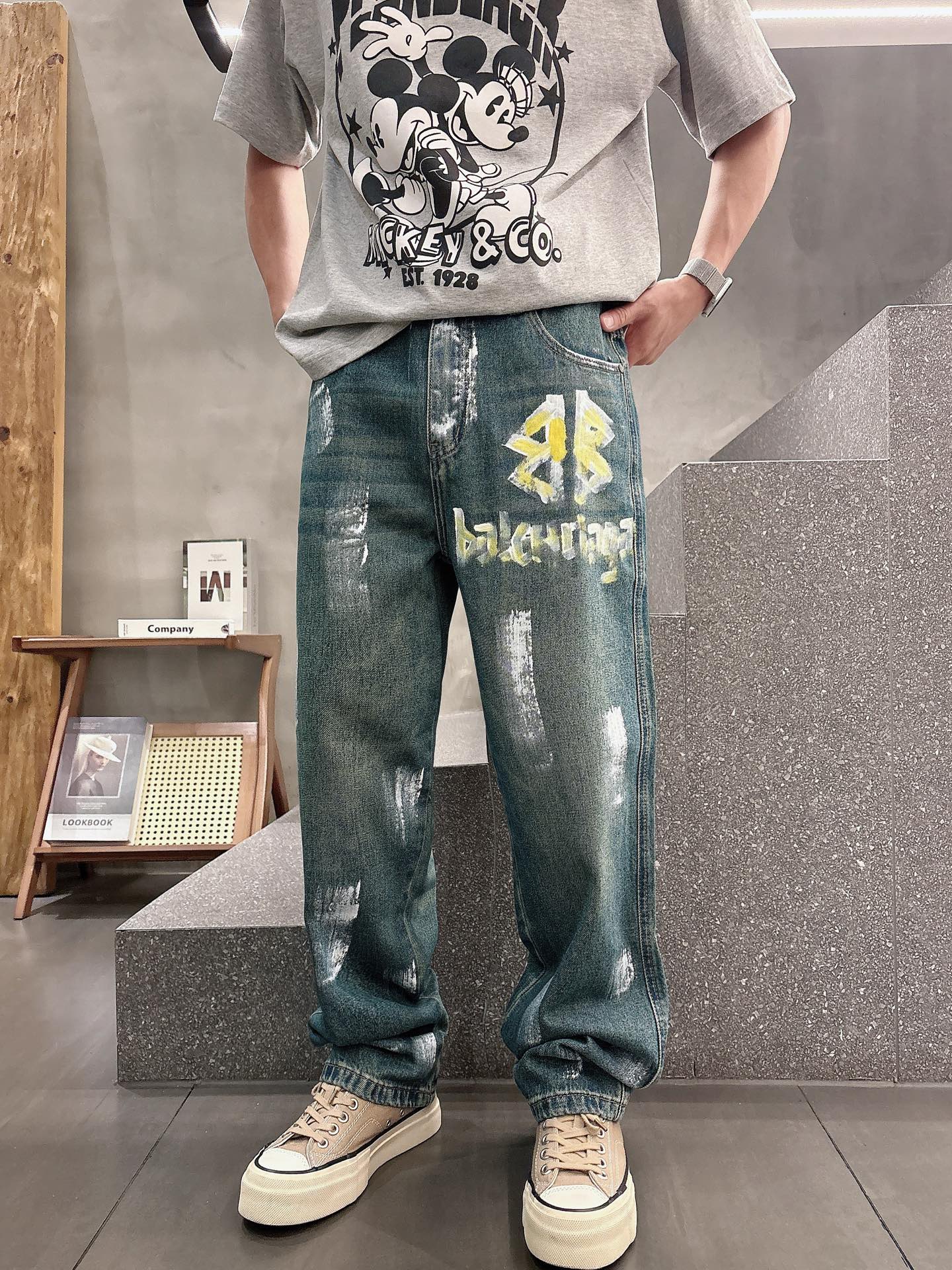 NO:487654,Paris wide-leg denim washing original high-end single product. The overall wide-leg pattern design is adopted. The customized denim fabric and cutting are much more complicated than ordinary craftsmanship. The imported denim fabric has been adjusted many times. The direct spraying technology of the flower shape is then graffitied. It is a very heavy-duty pair of jeans!  One of the essential items is suitable for any leg shape, stretching the length of the legs. MZ private model Size: 29--38,,jeans,alexander wang19860909巴黎阔腿牛仔 丹宁水洗原单高端单品 整体采用的阔腿版型设计,定制的牛仔面料与裁剪比普通工艺复杂很多调整了好多次进口的牛仔面料,花型直喷技术再进行涂鸦,很重工的一条牛仔裤！必备单品之一适合任何腿型穿着,拉长长腿比例 MZ自留款 尺码: 29--38,,jeans,alexander wang,Men's clothing