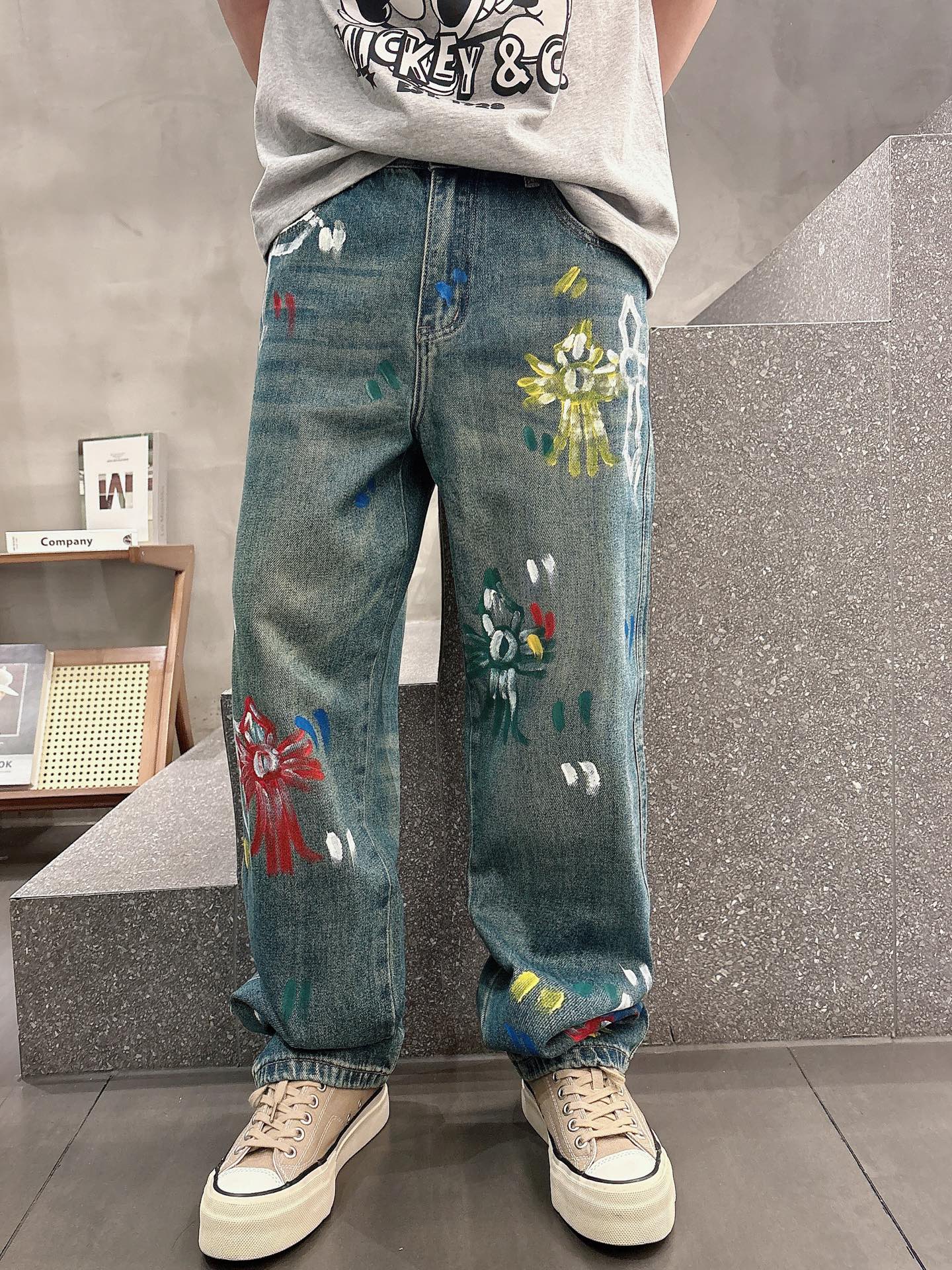 NO:487668,Crow wide-leg denim washing original single high-end single product. The overall wide-leg pattern design is adopted. The customized denim fabric and cutting are much more complicated than ordinary craftsmanship. The imported denim fabric has been adjusted many times. The direct spraying technology of the flower shape is then graffitied. It is a very heavy-duty pair of jeans!  One of the essential items is suitable for any leg shape, lengthening the length of the legs MZ private model Size: 29--38, chrome hearts, jeans, alexander wang19860909克罗阔腿牛仔 丹宁水洗原单高端单品 整体采用的阔腿版型设计,定制的牛仔面料与裁剪比普通工艺复杂很多调整了好多次进口的牛仔面料,花型直喷技术再进行涂鸦,很重工的一条牛仔裤！必备单品之一适合任何腿型穿着,拉长长腿比例 MZ自留款 尺码: 29--38,,chrome hearts,jeans,alexander wang,Men's clothing