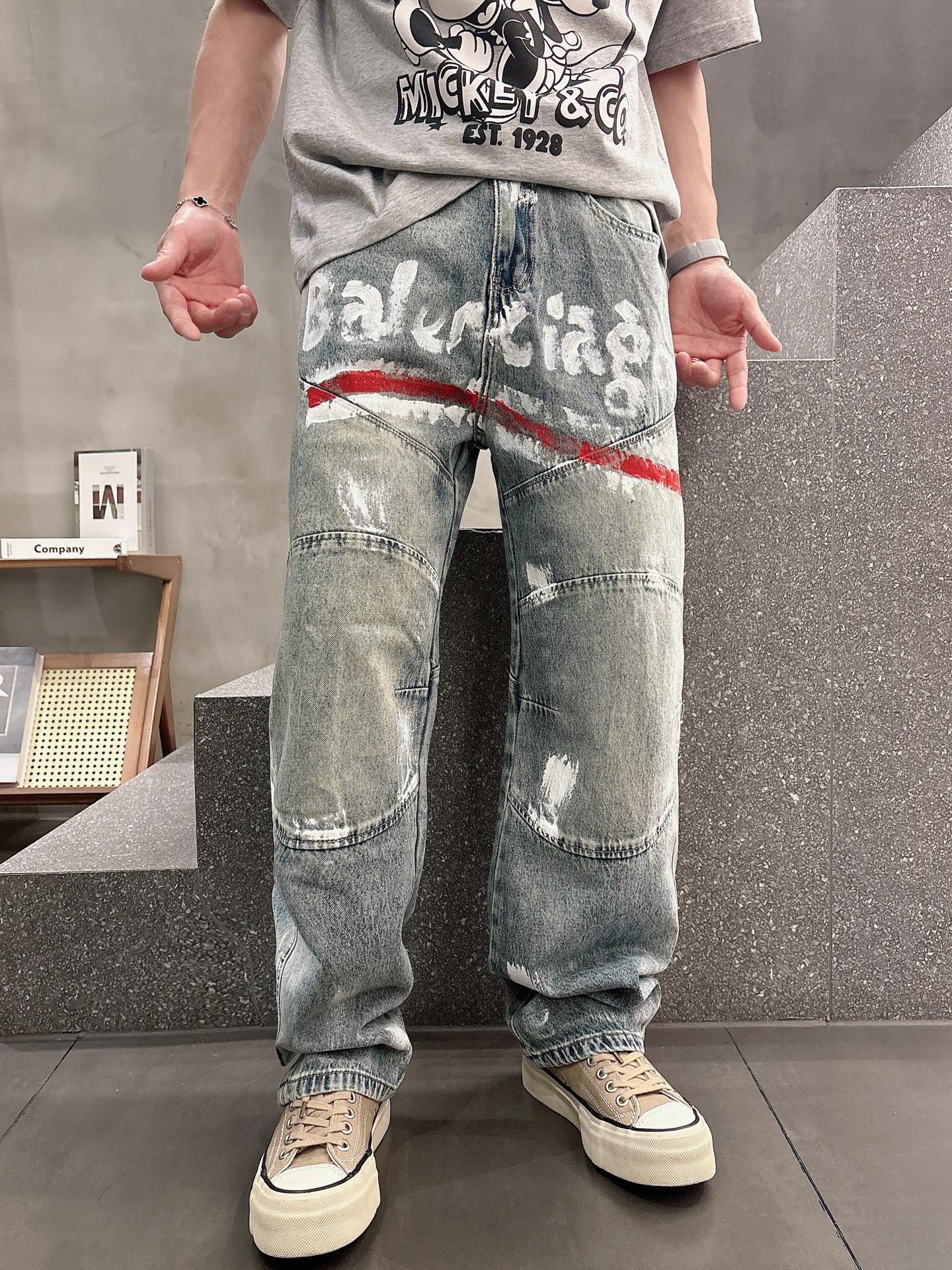 NO:487662,[Balenciag*] Jeans · 5/Hot-spot Original quality Paris | Customized fabric Jeans Use high-end customized silver wire fabric, denim is very comfortable to wear, conventional design, good inclusiveness, contrasting metal decoration, add visual charm, and the pattern of the pants will be very delicate, which is a very good fabric. Use heavy-duty hand-painted graffiti technology Denim has good moisture absorption and breathability, the cloth is soft and the feel is also very smooth, becoming the favorite choice for everyone. Blue and gray S-3XL,,balenciaga,jeans,alexander wang19860909［Balenciag*】牛仔裤 · 5/爆款现货 原单品质 巴黎｜定制面料牛仔裤 采用高端定制银丝面料,牛仔穿起来非常舒适,常规设计,包容性好,撞色金属装饰 增添视觉魅力,而且裤子的纹路会非常细腻,是非常好的面料 采用重工手绘涂鸦技术 牛仔具有良好的吸湿性和透气性,布面光泽柔和,手感也非常细滑,成为众人最爱的选择 蓝灰色 S-3XL,,balenciaga,jeans,alexander wang,Men's clothing