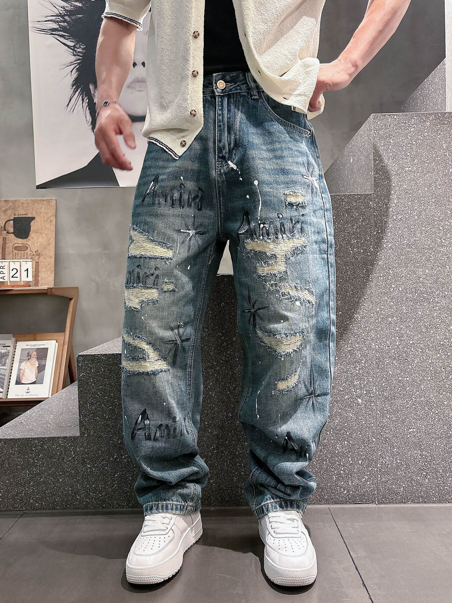 NO:837021,amiri. New men's wide-leg jeans. The fabric is comfortable and elastic. Exclusively available. Fashionable and elegant. Heavy craftsmanship design. Using original color yeast gradient washing process. Selected imported heavy denim denim fabric with customized hardware decoration. Complex hand-painted craftsmanship and exquisite stitching. All the fine workmanship makes the whole pair of trousers to a higher level. Worth owning. Sizes 29--38,,,amiri,jeans,19860909amiri.新品男士阔腿牛仔裤 面料舒适弹性好.独家发售 时尚优雅 重工艺设计.采用原色酵母渐变水洗工艺 精选进口重磅丹宁牛仔面料 配定制五金装饰 繁琐手绘工艺, 精致车线 所有精细做工让整条裤子的调性更上一层楼 值得拥有. 尺码29--38,,,amiri,jeans,,Men's clothing