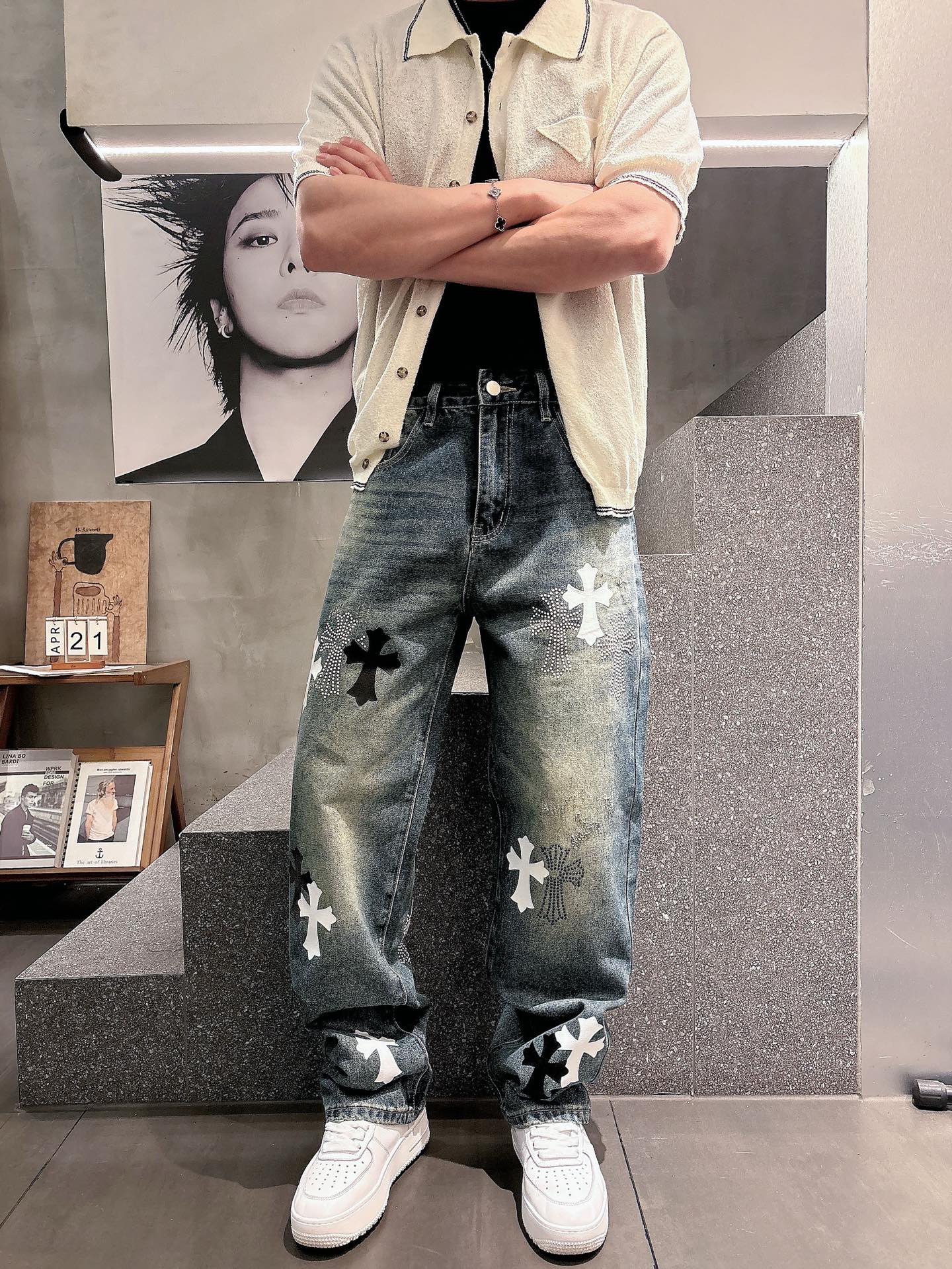 NO:837027,Croxin's latest new men's casual jeans for spring and summer 2026!  Heavy duty washed jeans!  Customized fabrics are softer and more comfortable than ordinary denim fabrics!  Super-heavy industrial washing process and dual-process washing process. The whole pair of pants has a comfortable feel, and the fineness and breathability are top-notch. All hardware brand logos are custom-made, and the materials are selected with the best attributes. The focus of a good pair of jeans is the fabric!  The elasticity of the fabric is very good and the comfort is great!  The fabric density is very high!  !  The imported texture is very powerful!  The low-key design style is simple and elegant!  Code number: 29----38,,chrome hearts,jeans,19860909克罗心 2026春夏最新推出男士休闲牛仔裤新品！重工水洗牛仔裤！定制面料和一般牛仔布料比起来,更加柔软舒适！超重工洗水工艺 双工艺洗水 整条裤子,手感舒适,细腻程度与透气效果堪称顶级,所有的五金品牌logo都是专模定做,材质都是选最好的属性.好的一条牛仔裤重点在面料！面料的弹性很好,舒适性非常棒！面料密度很高！！客供进口的质感非常强大！低调设计风格简洁大方！ 码数:29----38,,chrome hearts,jeans,,Men's clothing