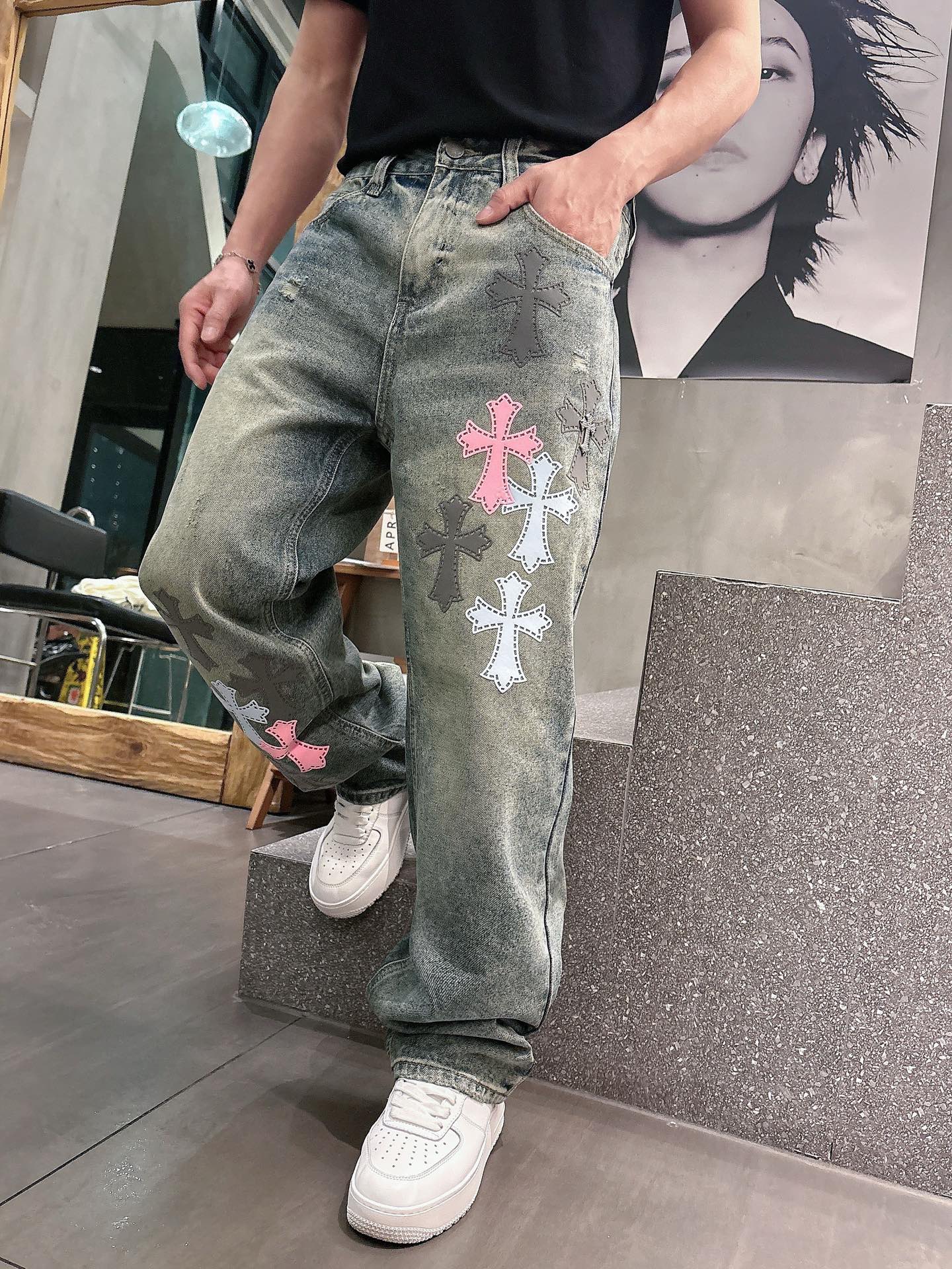 NO:837032,'Ke Jia' 2026 latest jeans, best-selling counters, shared taste and value, very comfortable to wear, low-key yet luxurious, very classy to wear, and the trousers style and cut are needless to say. The upper body is exquisite and vivid. Really first-class and top-quality materials. Really top-level casual pants, using Turkish cotton. The most famous denim fabric is produced with outstanding quality. After heavy washing, the pants are very soft. The straight-leg version is not picky. The upper body is absolutely stylish.  Extremely luxurious!  Code number 29---38,,jeans,19860909《克家》 2026最新品牛仔裤 专柜热销款 品味与价值共享 身穿着非常舒适 低调不失奢华 穿出去非常有档次,裤型款式和裁剪亦无需多言 上身精致跃然.真正一等一顶级质料 真正殿堂级的休闲裤,选用土耳其的棉花 生产出最有名的单宁布品质卓然 经过重水洗使得裤子很柔软 直脚的版型 不挑人 上身绝对的有型 极度奢华！ 码数29---38,,jeans,,Men's clothing