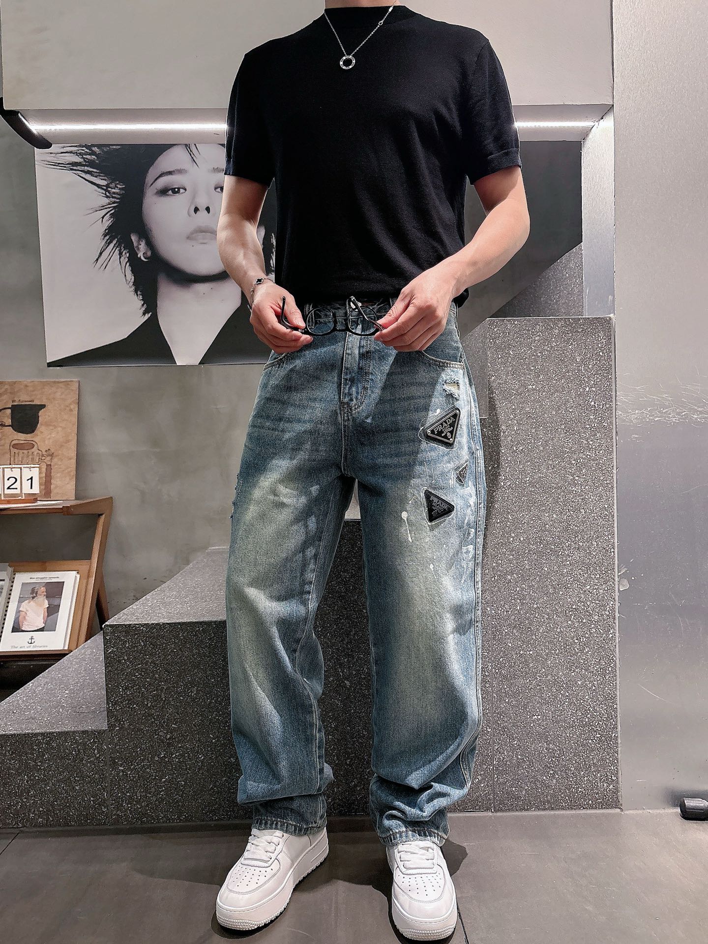 NO:837037,PRADA 2026 new straight wide-leg denim trousers, the original popular graffiti jeans, super customized, super heavy craftsmanship, awesome version, impeccable details and workmanship!  Customized hardware, the style is not picky, very high-end, good stuff waits for no one, hurry up and get it if you like it, the color is blue, the size is 29-38, prada, prada, jeans,19860909PRADA 普拉达 2026 新款 直筒阔腿牛仔长裤 原单爆款涂鸦牛仔裤 超级定制款,超级重工工艺,版型超赞 细节做工无可挑剔！定制五金,款式不挑人,特别高档,好货不等人,看中赶紧下手, 颜色蓝色 尺码29----38,,prada,prada,jeans,,Men's clothing
