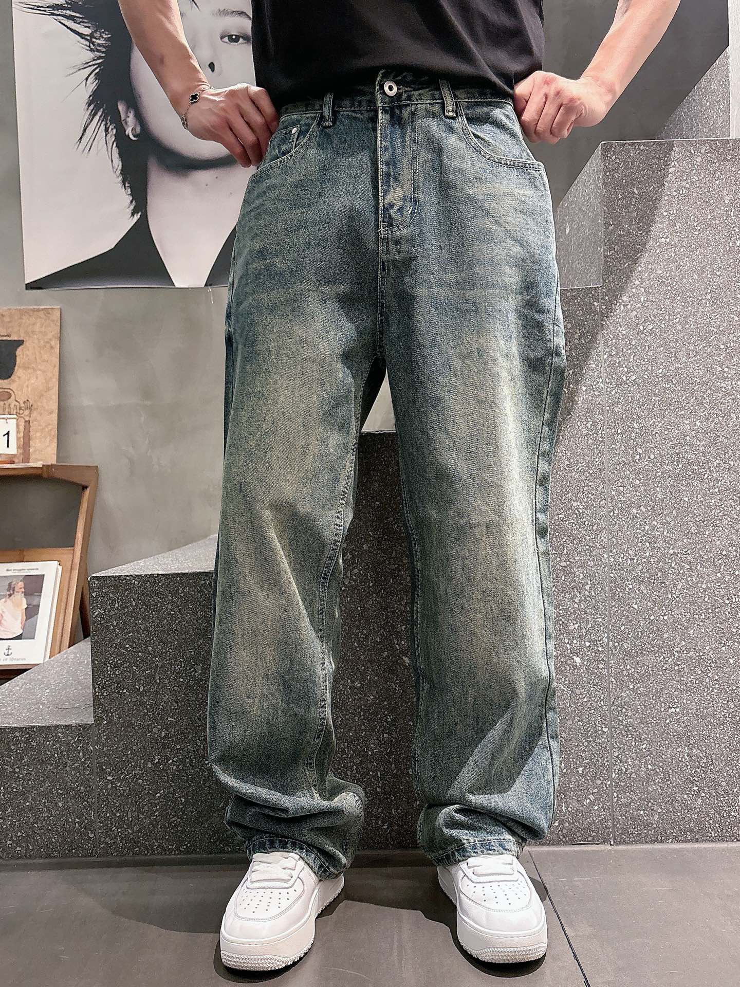 NO:837042,Dolce & 2026 Dolce & GABB*NA's new denim trousers, the washed treatment is naturally not easy to deform and fade, and the three-dimensional tailoring is perfect for shaping. The fabric is comfortable and soft, and can be matched casually. Comfort represents its interpretation of fashion and leisure. It is DG's consistent style. Every detail reflects the brand's pursuit of quality. It has a bit of a hedonist, pays great attention to details, likes everything that is not formulaic, and pursues freedom. Dolce & Gabbana (DOLCE&GABB*NA)  His style is very unique. At the beginning of his business, he insisted on making his own plates and designing logos, which was quite unique for the fashion industry at that time that was very particular about ostentation. Color blue Size: 29----38,,Dolce&Gabbana,Dolce&Gabbana,19860909Dolce & 2026 杜嘉*纳 新品牛仔长裤,水洗处理自然不易变形脱色、立体剪裁完美塑形面料质舒适柔软随意搭配、舒适代表它对时尚休闲的诠释是DG一贯作风细节处体现这个品牌对品质的追求,带点享乐主义者的味道,非常注重细节,喜欢一切非公式化的东西,追求自由杜嘉班纳 (DOLCE&GABB*NA) 的作风非常独特,创业之初坚持自己制版、设计标识logo,对于当时讲究排场的时装界,是相当独树一格的. 颜色蓝色 尺码: 29----38,,Dolce&Gabbana,Dolce&Gabbana,,Men's clothing