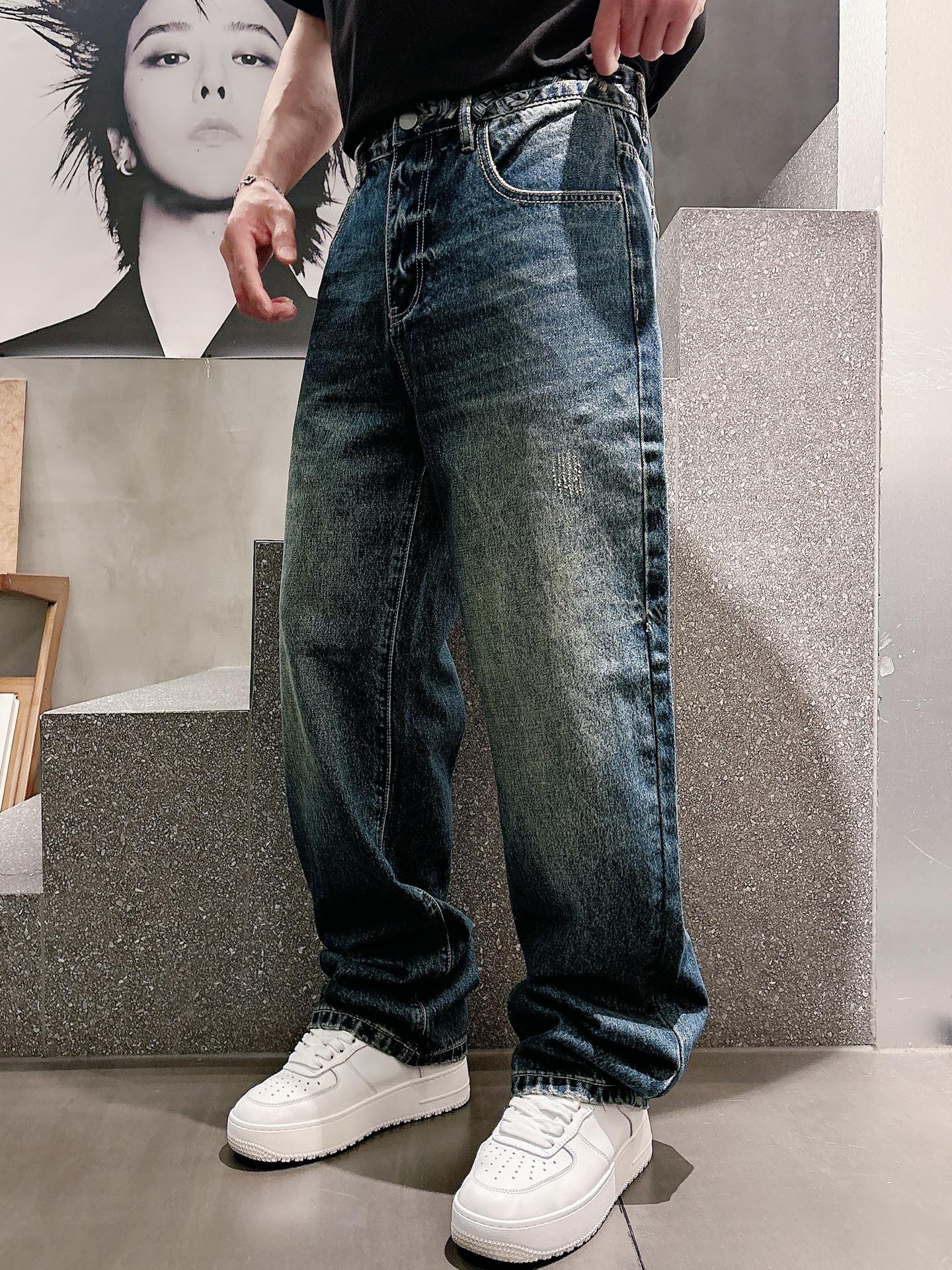NO:837048,DG new casual jeans, high-end version!  Customized fabric with high breathability and comfort, impeccable details, brand element design concept, reflecting high quality. It feels delicate and soft!  It presents a casual cut and the upper body shape is awesome!  Code number 30-38,,jeans,19860909DG 新款休闲牛仔裤,高端版本！定制面料 透气舒适度高,细节无可挑剔,品牌元素设计理念,体现高品质.手感细腻柔软！呈现休闲裁剪,上身版型超赞！ 码数30-38,,jeans,,Men's clothing